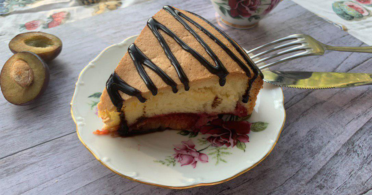 Пиріг зі сливами – рецепт сливового бісквітного пирога