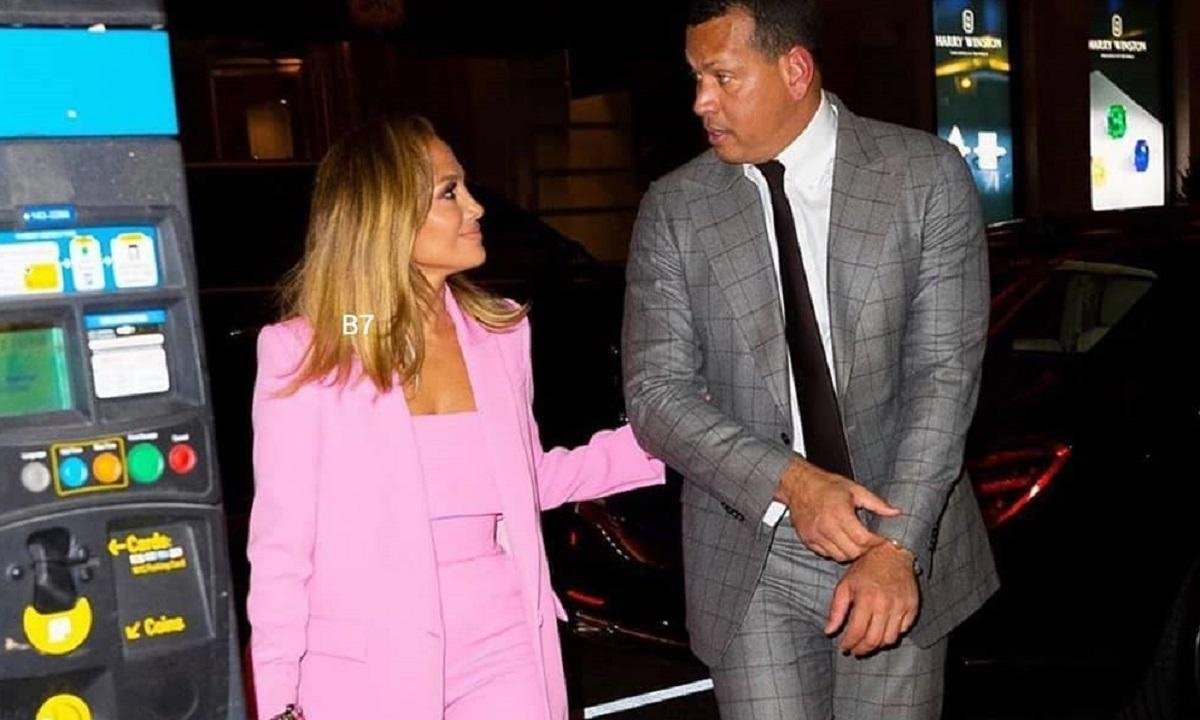 Блондинка в розовом: 50-летняя Дженнифер Лопес восхитила стильным выходом в костюме Alex Perry