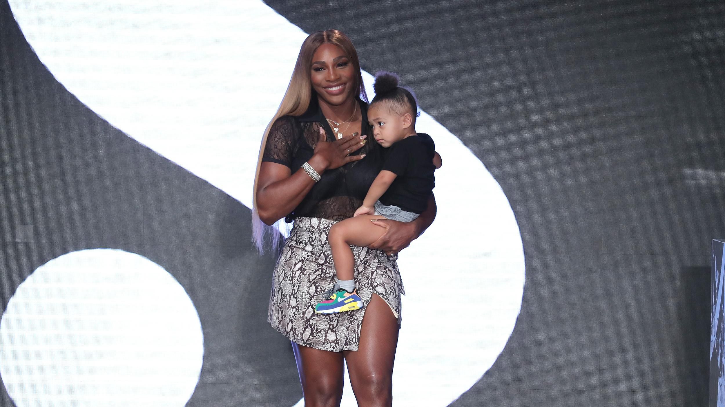 Серена Уильямс вышла на подиум с 2-летней дочкой: фото с показа модного бренда теннисистки