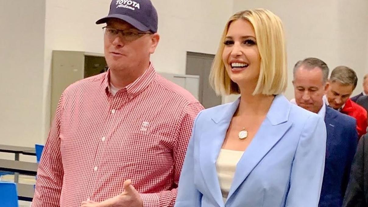 Блондинка Иванка Трамп очаровала появлением в стильном голубом костюме Блондинка Иванка Трамп очаровала появлением в стильном голубом костюме