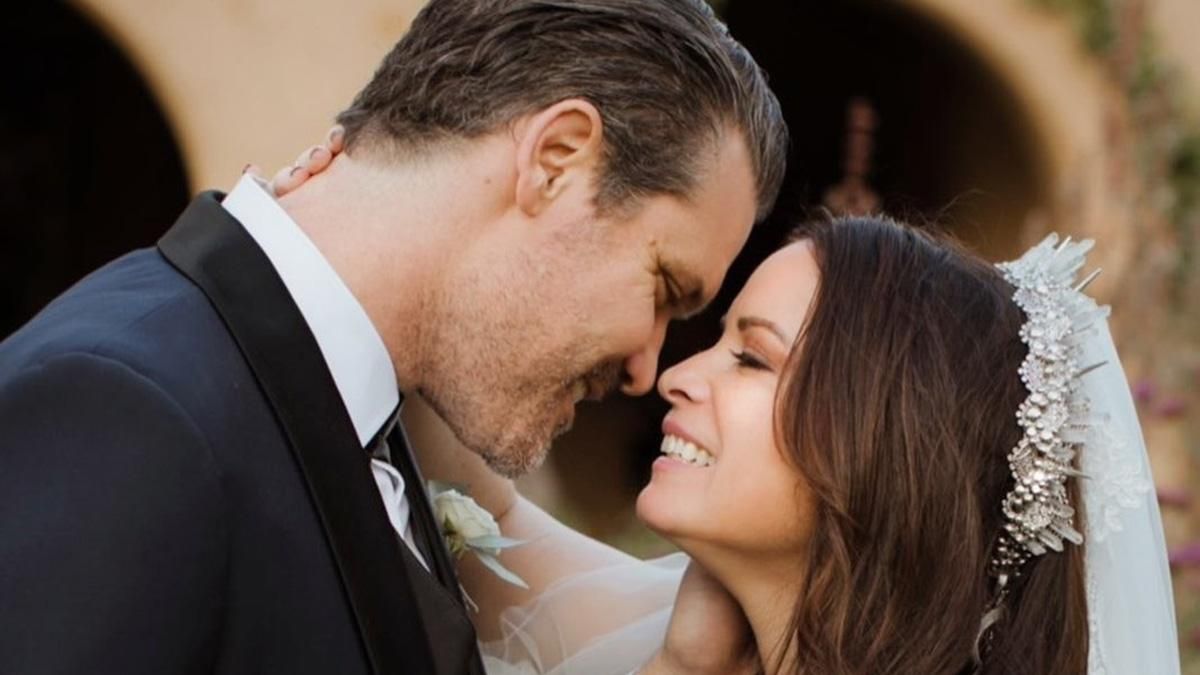 45-річна акторка Холлі Мері Комбс показала перші фото з весілля 45-річна акторка Холлі Мері Комбс показала перші фото з весілля