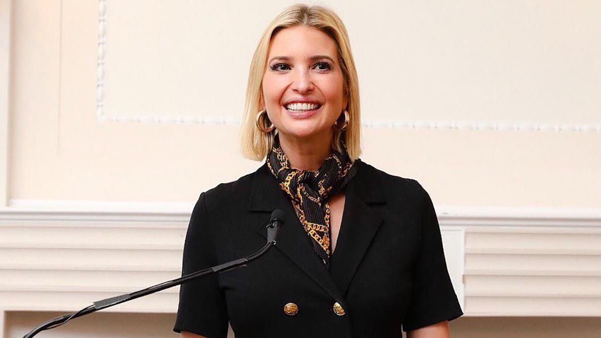 Иванка Трамп показывает, как носить главный аксессуар осени: фото советника президента США Иванка Трамп показывает, как носить главный аксессуар осени: фото советника президента США