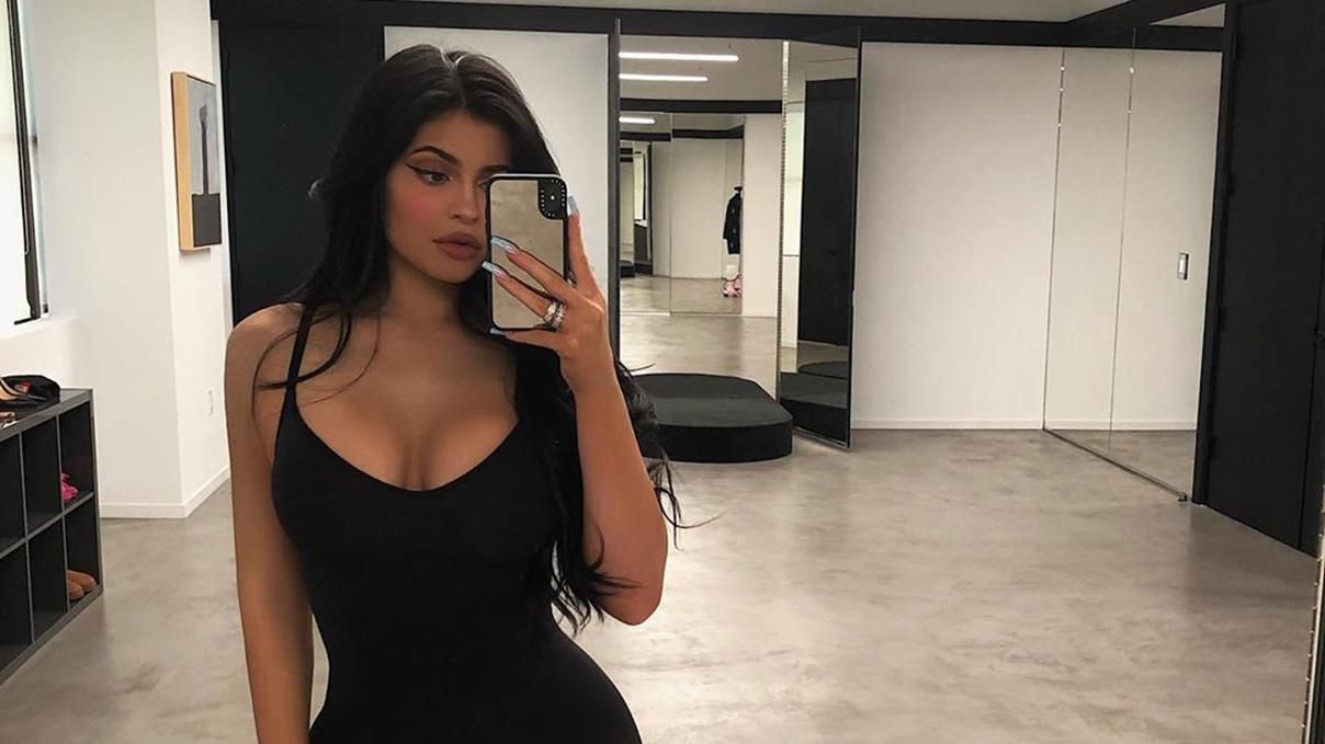 Кайлі Дженнер засвітила пишні форми в обтислому вбранні: звабливі фото Кайлі Дженнер засвітила пишні форми в обтислому вбранні: звабливі фото