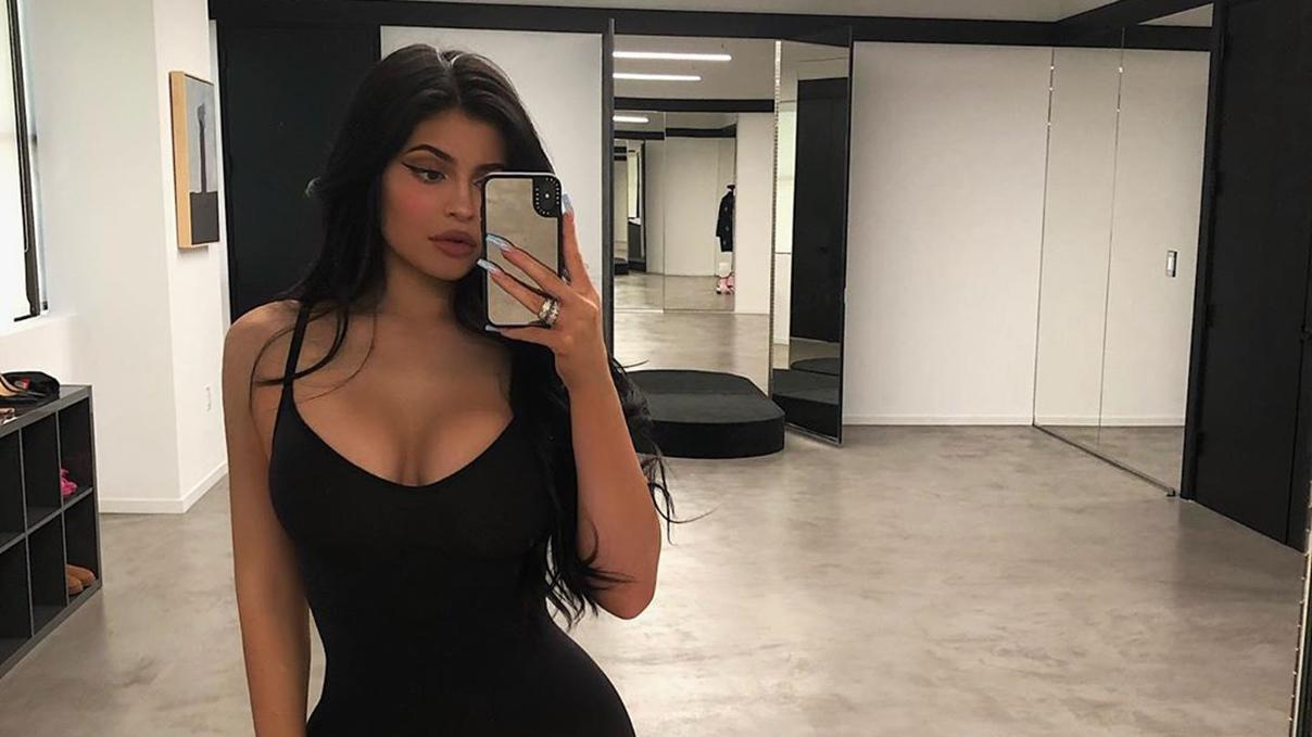 Кайли Дженнер засветила пышные формы в облегающей одежде: соблазнительные фото