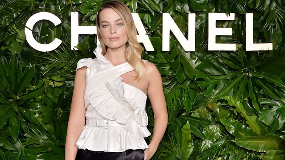 Марго Роббі підібрала ідеальний образ для появи на вечірці Chanel: стильні фото Марго Роббі підібрала ідеальний образ для появи на вечірці Chanel: стильні фото