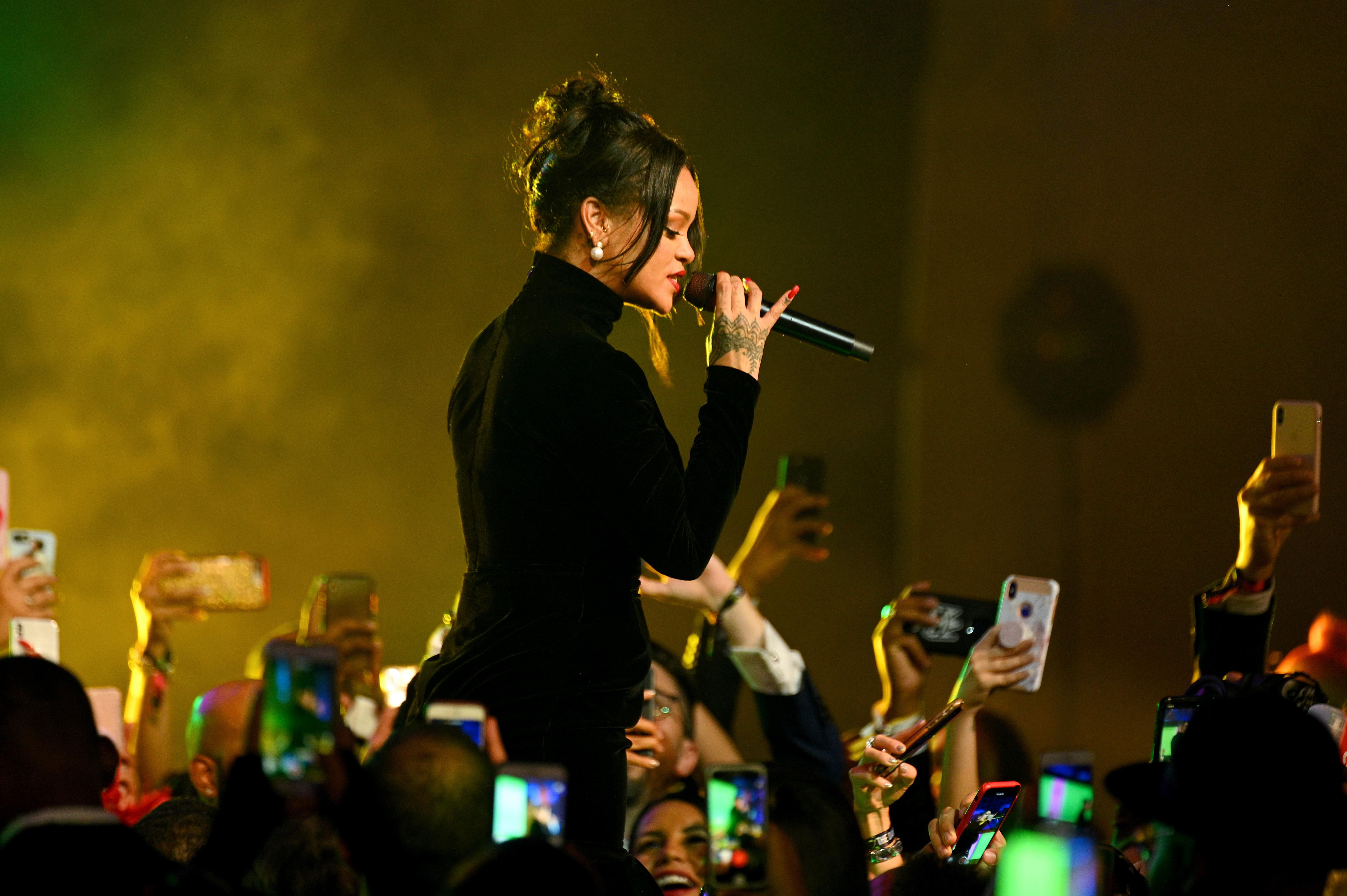 Рианна беременна - певица Rihanna подогрела слухи о беременности