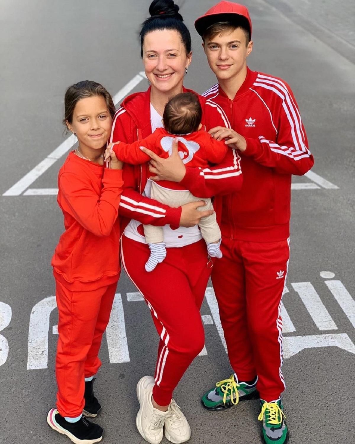 Семейный выход: Снежана Бабкина показала стильное фото с тремя детьми