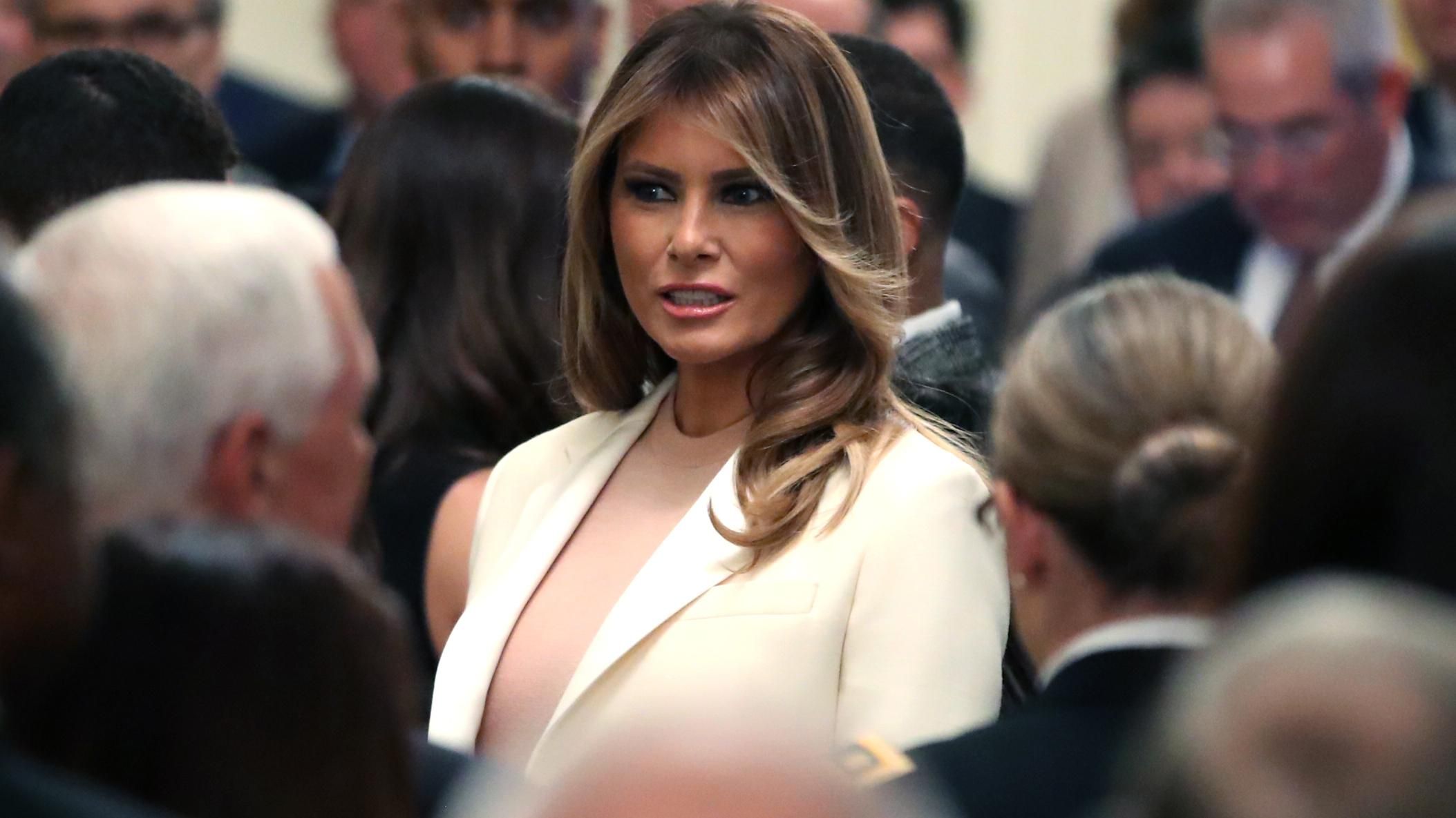 Меланія Трамп засвітила неймовірно елегантний образ на офіційній зустрічі: стильні фото Меланія Трамп засвітила неймовірно елегантний образ на офіційній зустрічі: стильні фото