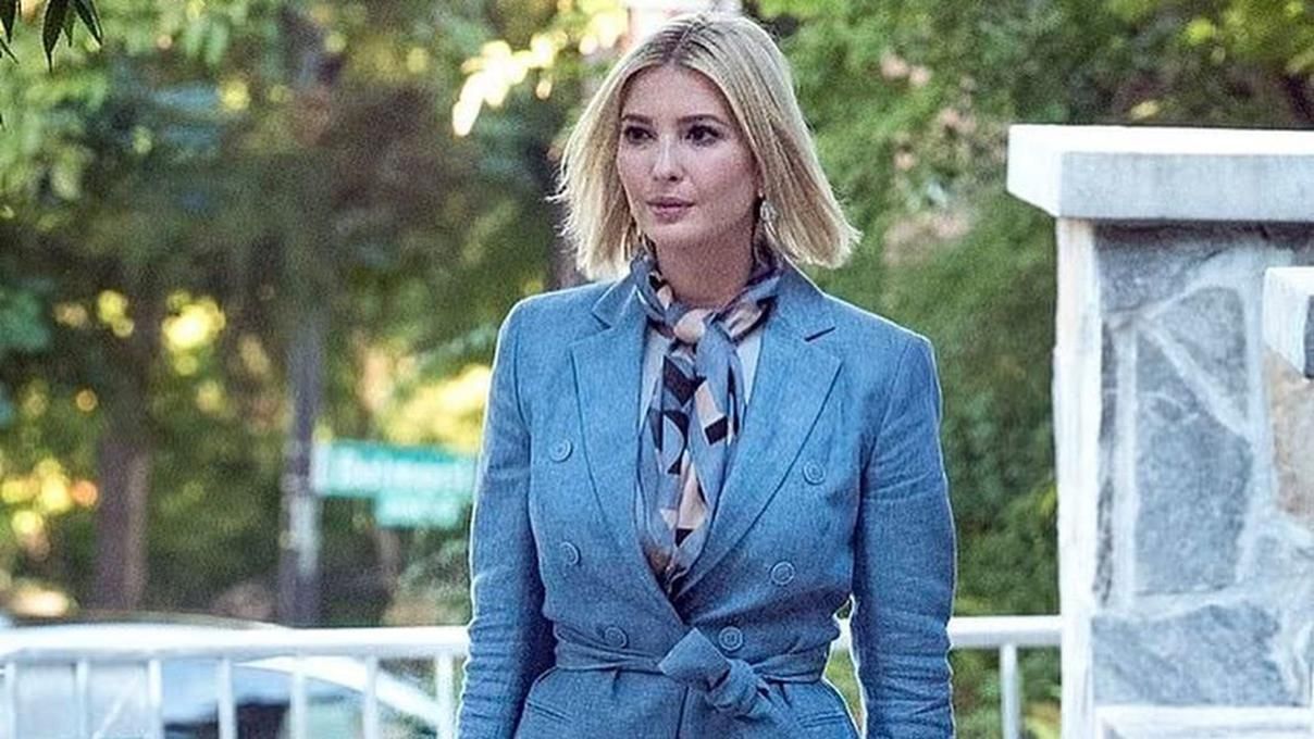 Знову в блакитному і з витонченим аксесуаром: Іванка Трамп демонструє стильний осінній образ Знову в блакитному і з витонченим аксесуаром: Іванка Трамп демонструє стильний осінній образ