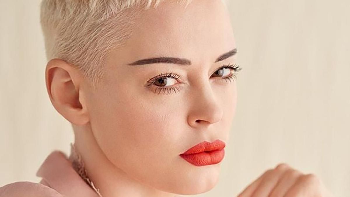 Зірку "Всі жінки – відьми" Роуз МакГоуен підловили на поцілунках з дівчиною Зірку "Всі жінки – відьми" Роуз МакГоуен підловили на поцілунках з дівчиною