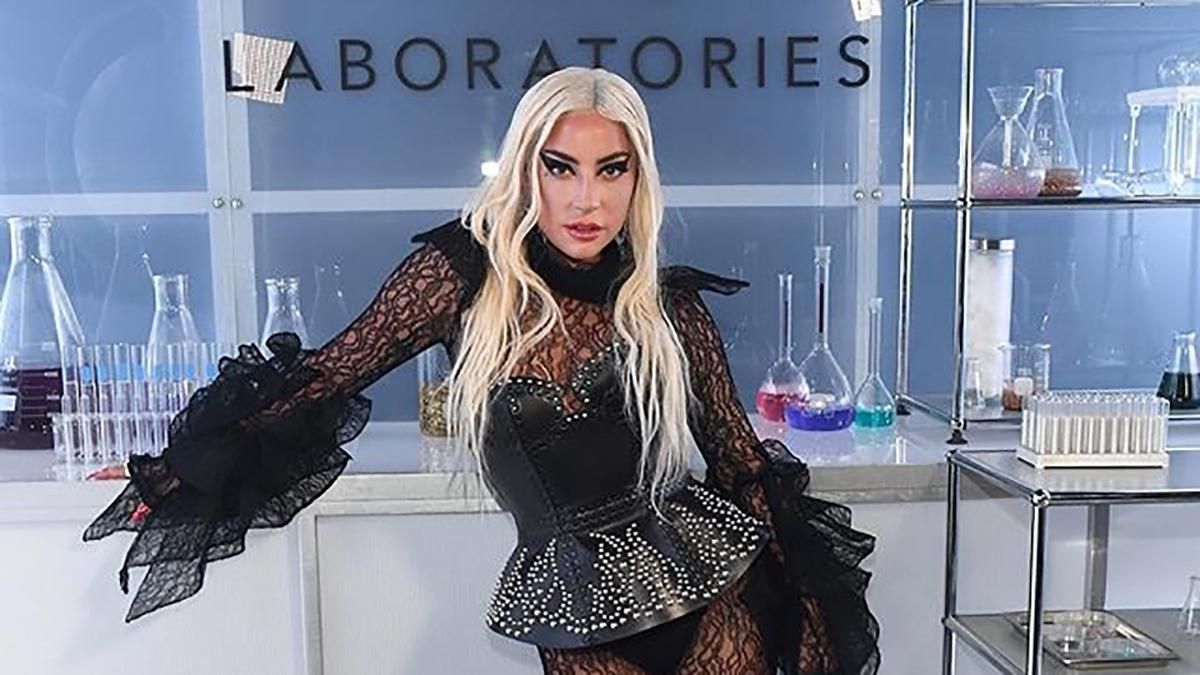 В прозрачном наряде и кожаном корсете: Леди Гага презентовала собственную линию косметики