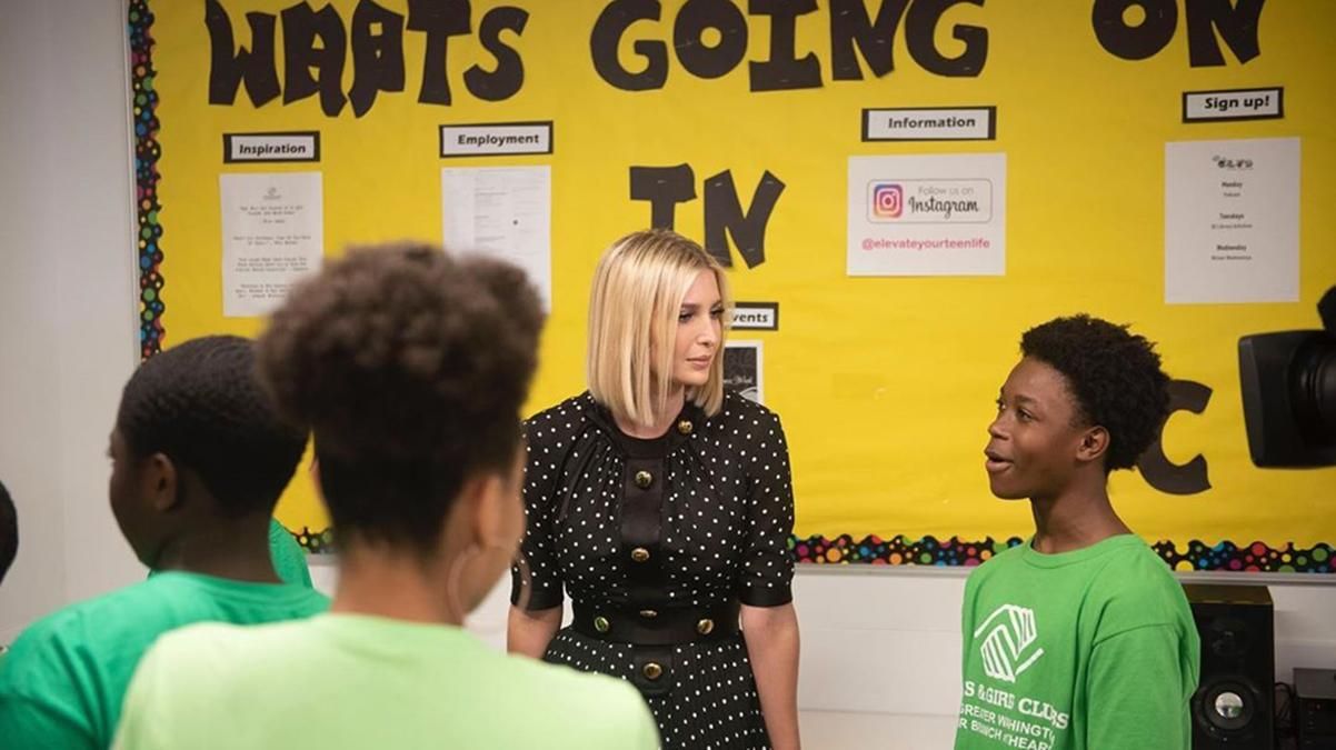 Иванка Трамп примерила стильное платье для встречи со школьниками: фото Иванка Трамп примерила стильное платье для встречи со школьниками: фото