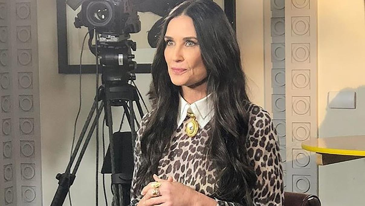 56-летняя Деми Мур рассказала, что Эштон Кутчер склонил ее к групповому сексу, а затем изменил