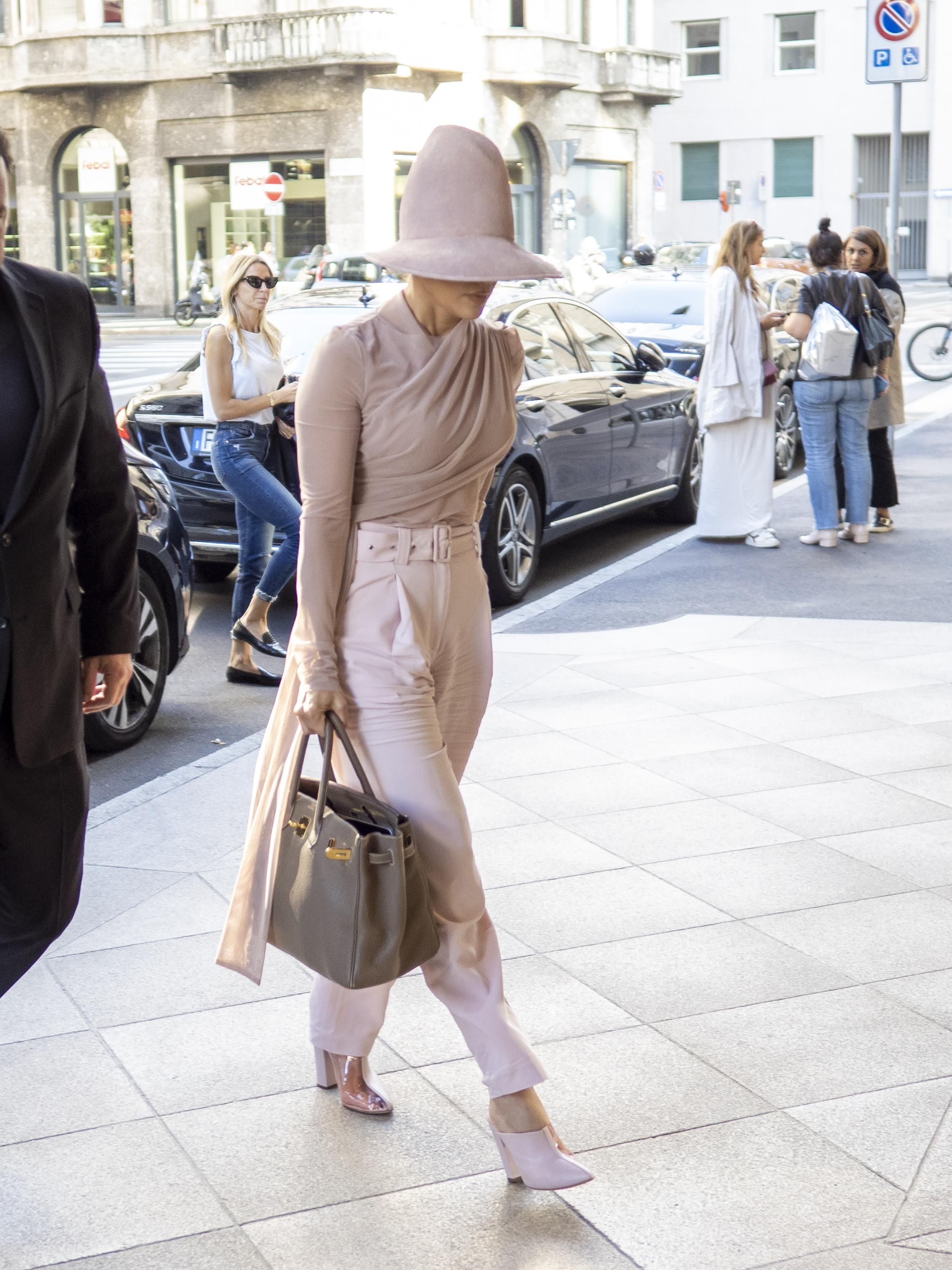 Знайди Дженніфер Лопес: співачка сховалася під капелюхом під час Тижня моди в Мілані – фото