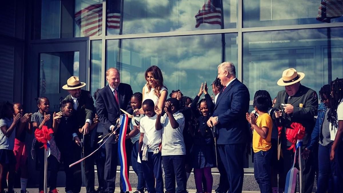 В белоснежном платье Prada: Мелания Трамп поразила своим образом В белоснежном платье Prada: Мелания Трамп поразила своим образом