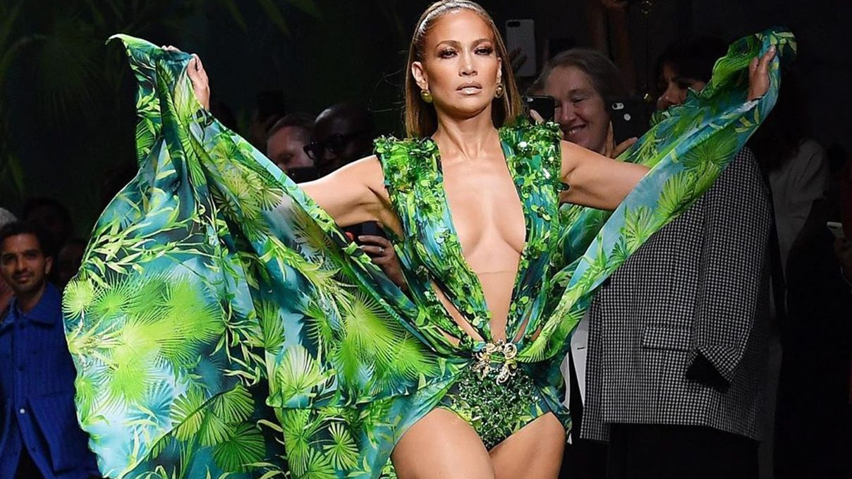 Дженнифер Лопес сексуально закрыла шоу Versace, повторив образ 20-летней давности: фото и видео