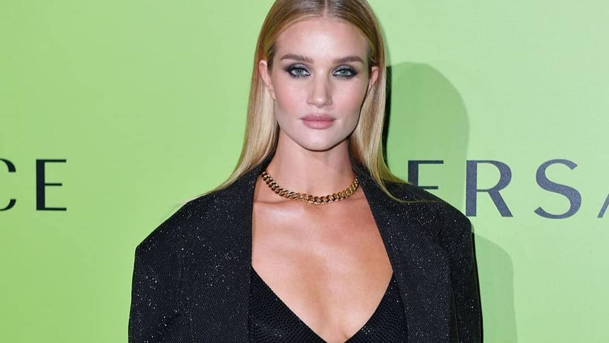 Чоловічий піджак і бюстгальтер замість блузи: Розі Хантінгтон-Уайтлі показала звабливий образ Чоловічий піджак і бюстгальтер замість блузи: Розі Хантінгтон-Уайтлі показала звабливий образ