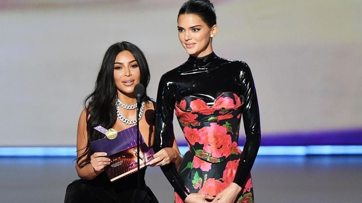 Латекс, цветы и изысканный бархат: Кендалл Дженнер и Ким Кардашян поразили выходом на Эмми-2019 Латекс, цветы и изысканный бархат: Кендалл Дженнер и Ким Кардашян поразили выходом на Эмми-2019