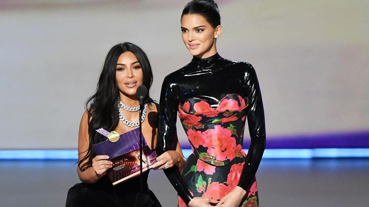 Латекс, цветы и изысканный бархат: Кендалл Дженнер и Ким Кардашян поразили выходом на Эмми-2019