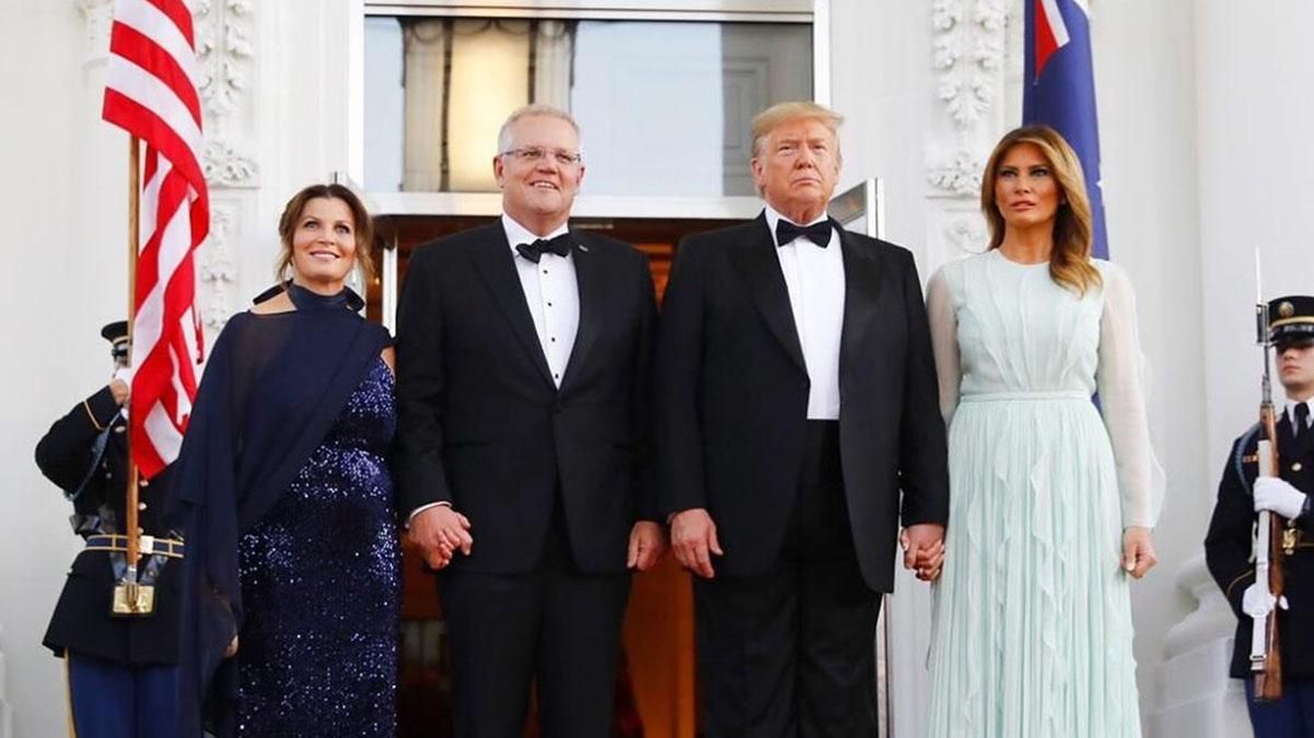 Мелания Трамп пришла на официальный прием в эффектном вечернем платье: фото