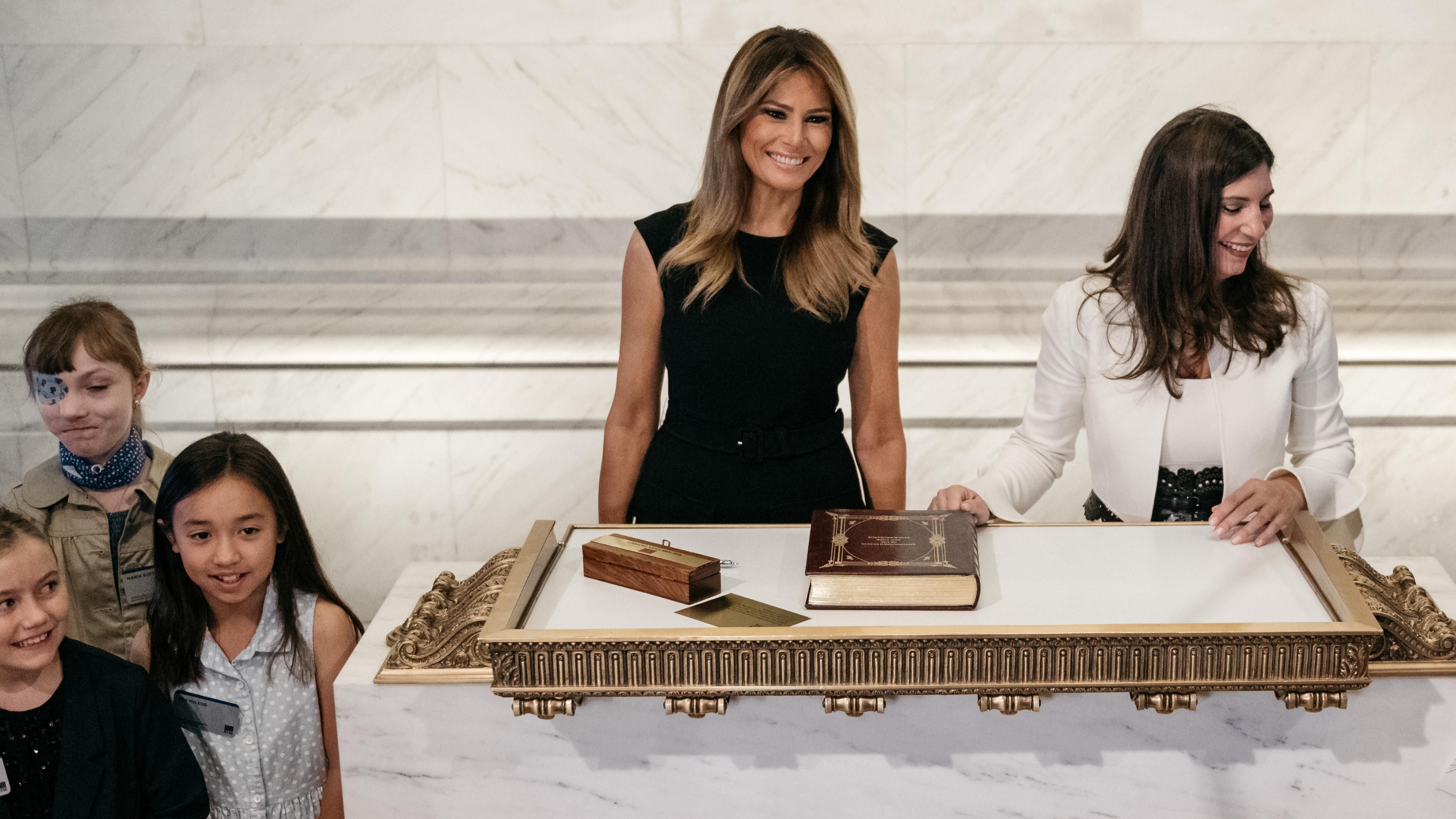 Мелания Трамп посетила фондовую биржу в элегантном черном платье Мелания Трамп посетила фондовую биржу в элегантном черном платье