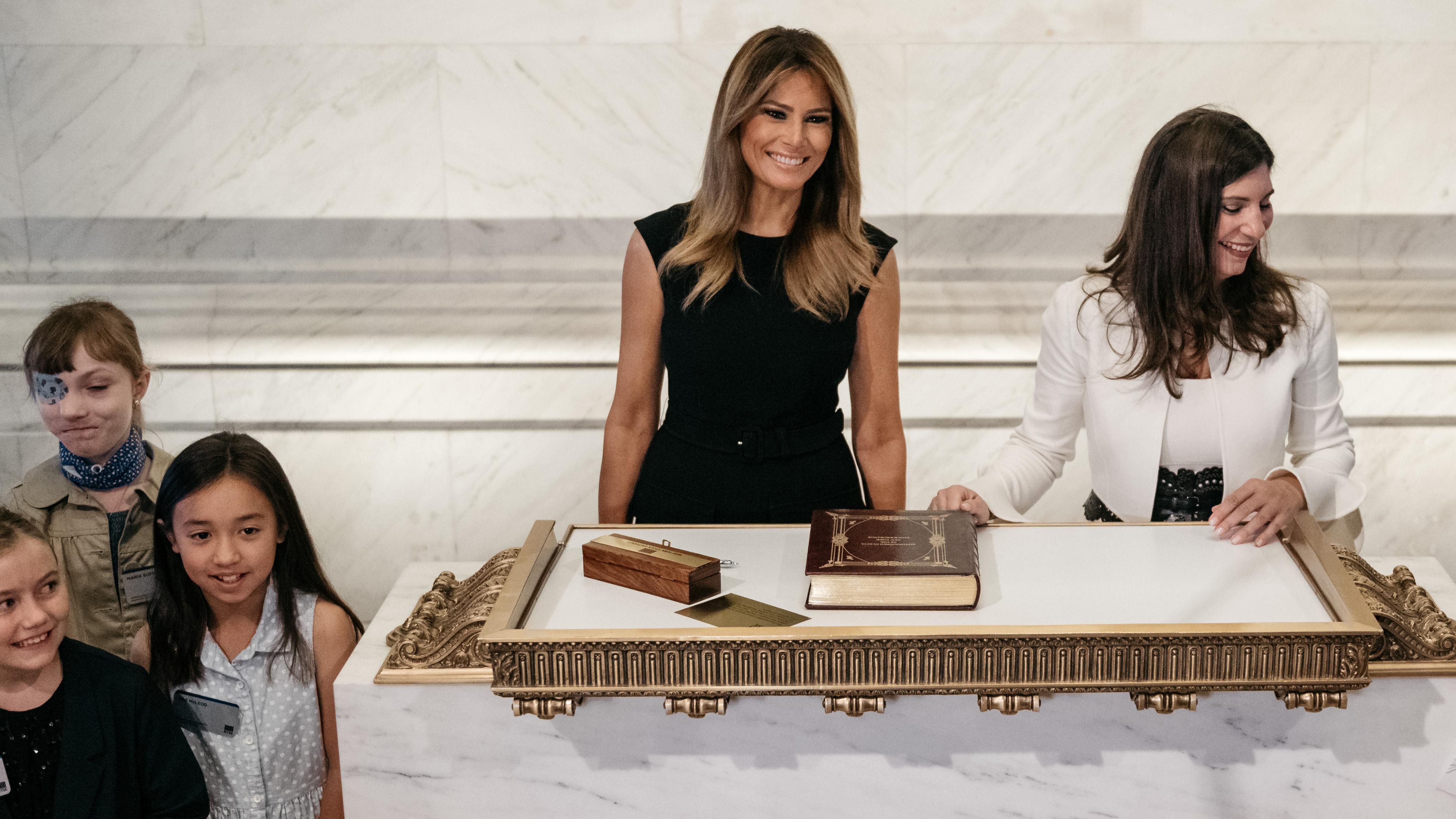 Мелания Трамп посетила фондовую биржу в элегантном черном платье