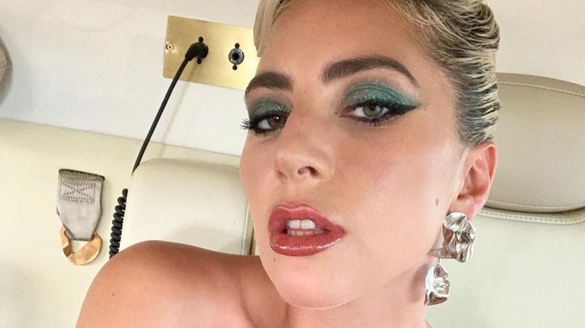 Леді Гага впала поруч з автівкою: співачку підозрюють у сп'янінні – відео Леді Гага впала поруч з автівкою: співачку підозрюють у сп'янінні – відео