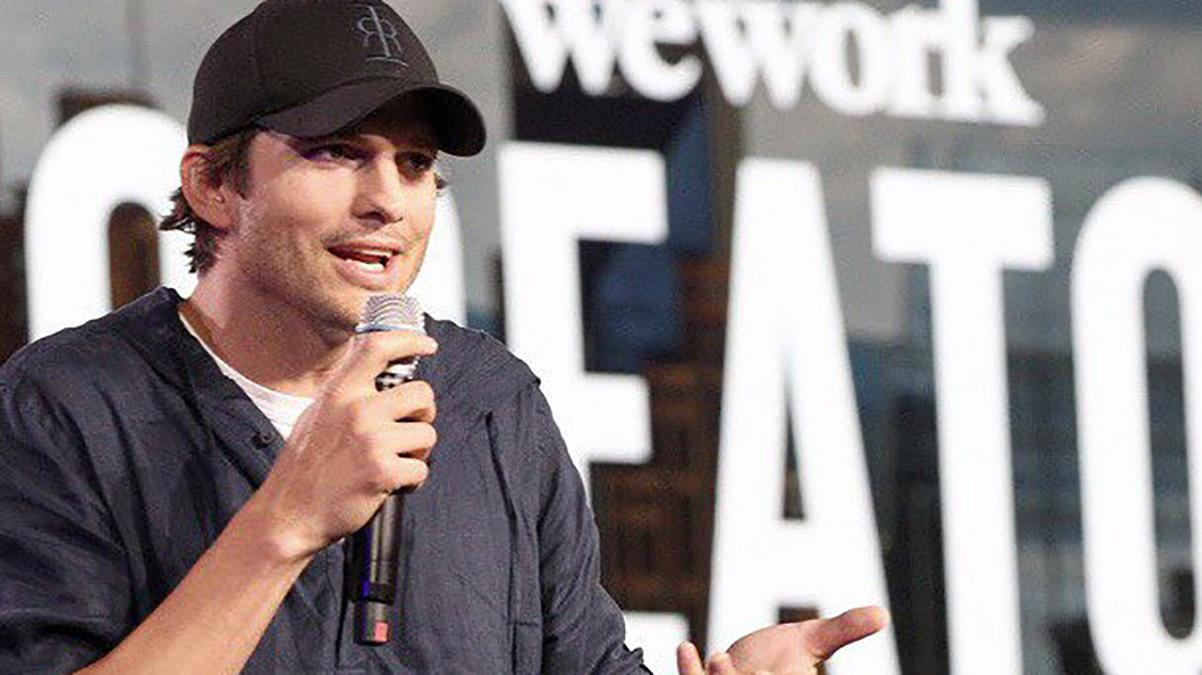 Сдерживая эмоции: Эштон Кутчер отреагировал на обвинения Деми Мур в групповом сексе