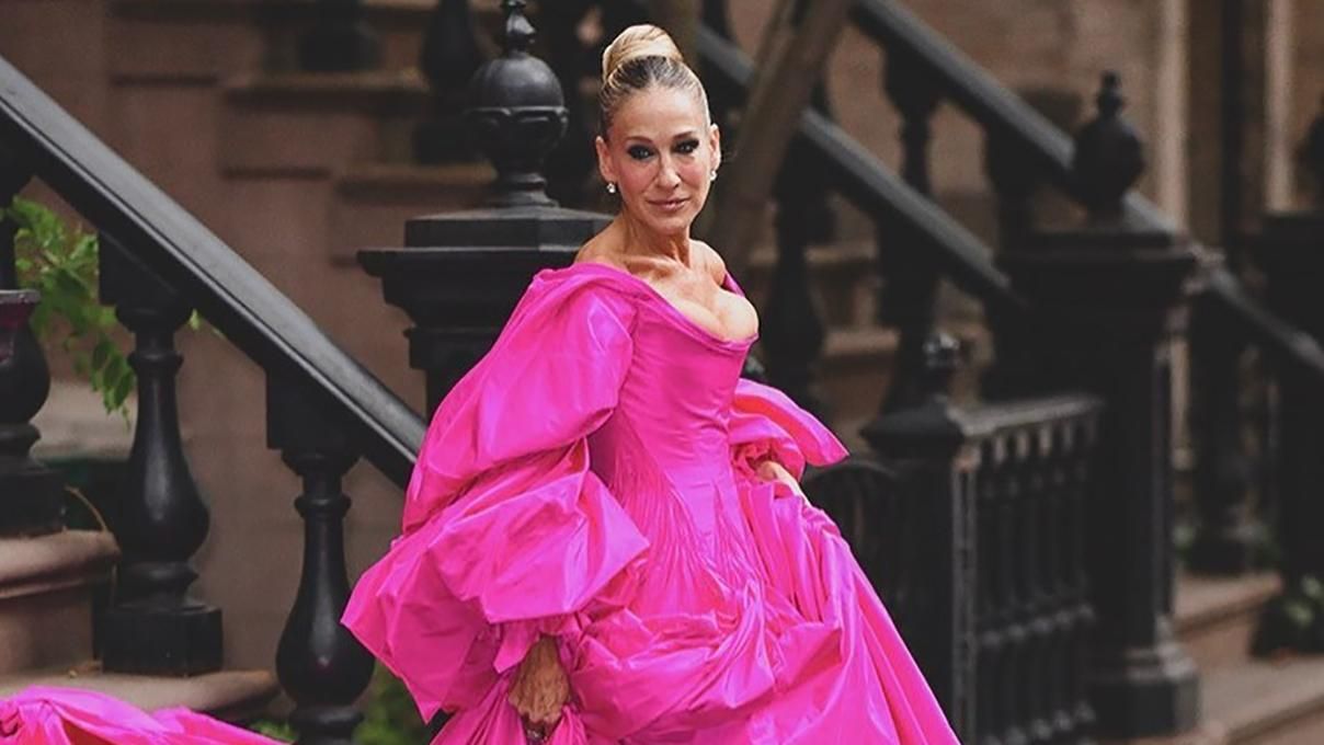 Сара Джессіка Паркер вразила виходом у пишній яскравій сукні в Нью-Йорку