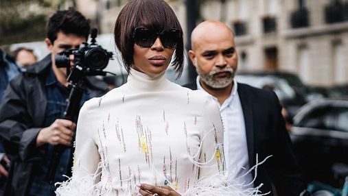 Наоми Кэмпбелл засветила экстраординарный наряд на модном показе в Париже