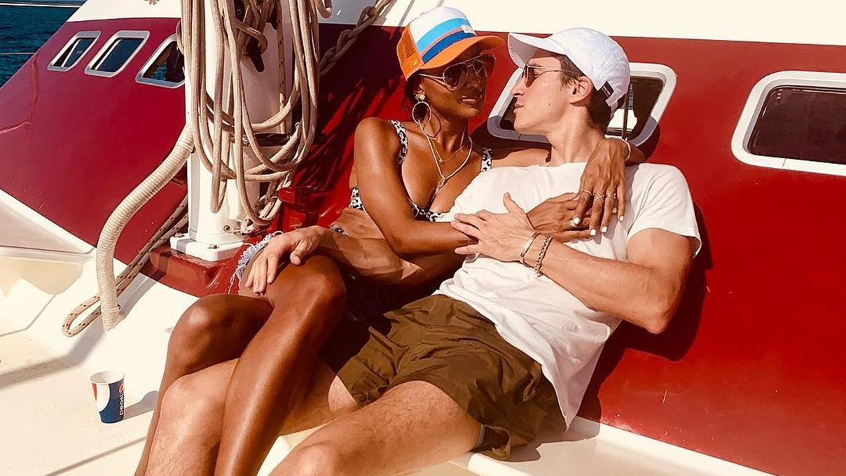 Стальные прессы: Жасмин Тукс показала сексуальное фото со своим бойфрендом