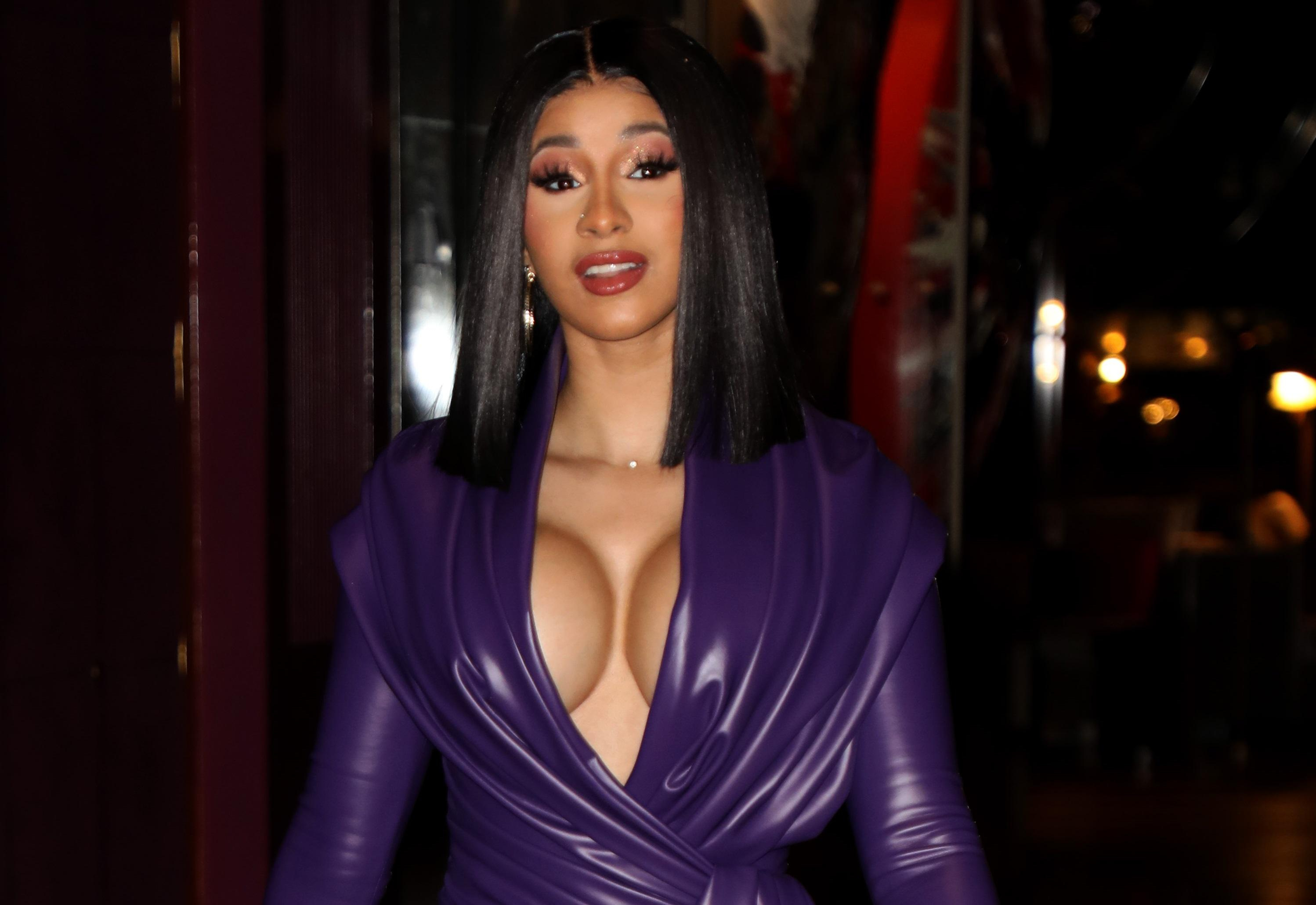 Cardi B смело обнажила грудь в откровенном платье: фото