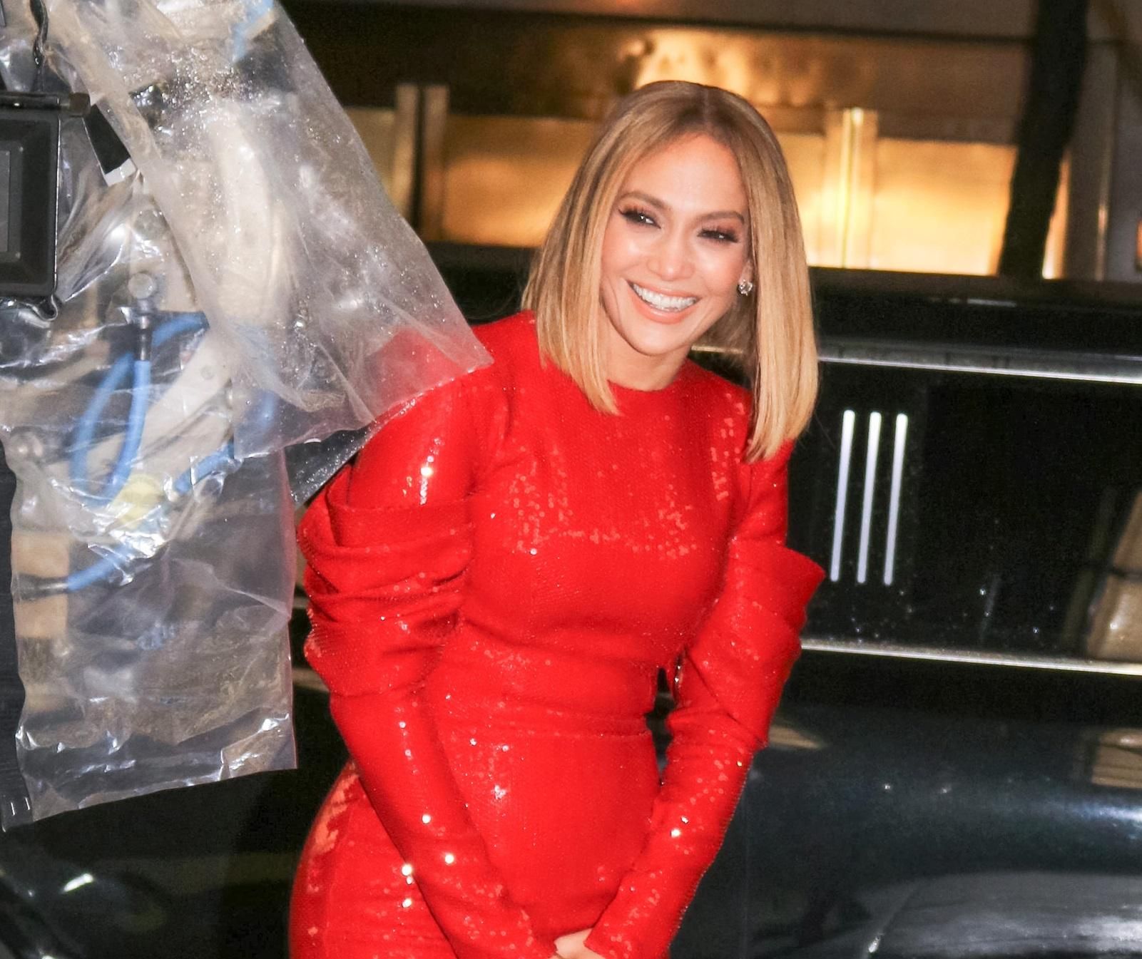 50-летняя Дженнифер Лопес поразила идеальной фигурой в красном платье: фото 50-летняя Дженнифер Лопес поразила идеальной фигурой в красном платье: фото