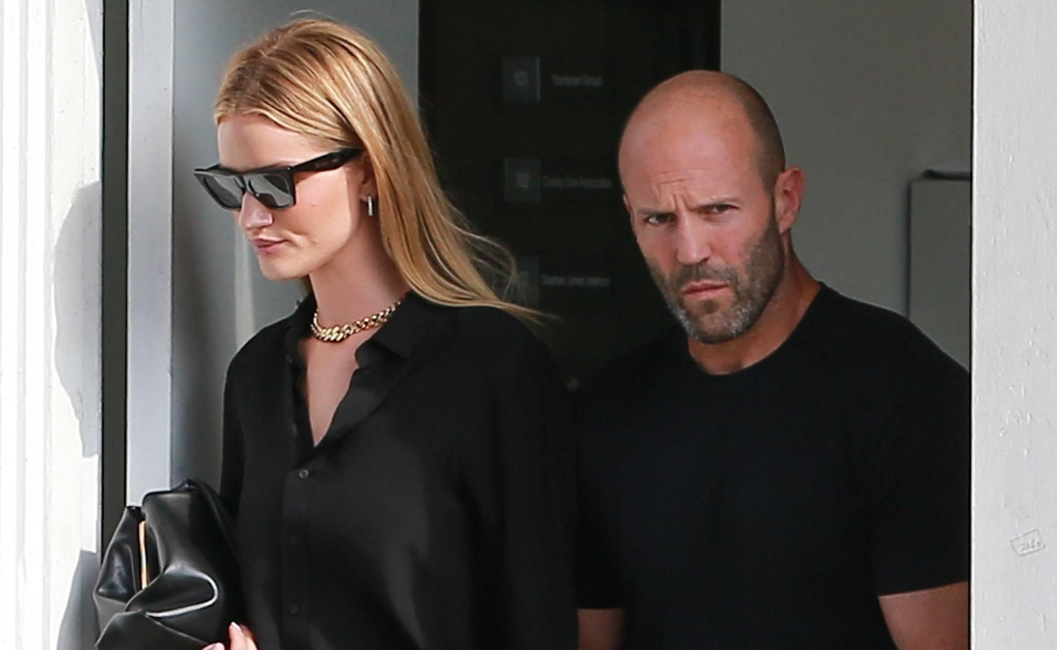 Семейный выход: модель Рози Хантингтон-Уайтли и актер Джейсон Стэтхэм на прогулке с сыном