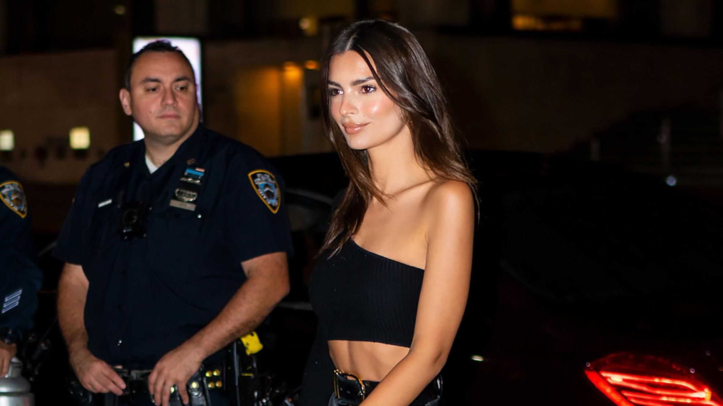 Эмили Ратаковски прошлась в эффектном наряде по улицам Нью-Йорка: фото Эмили Ратаковски прошлась в эффектном наряде по улицам Нью-Йорка: фото