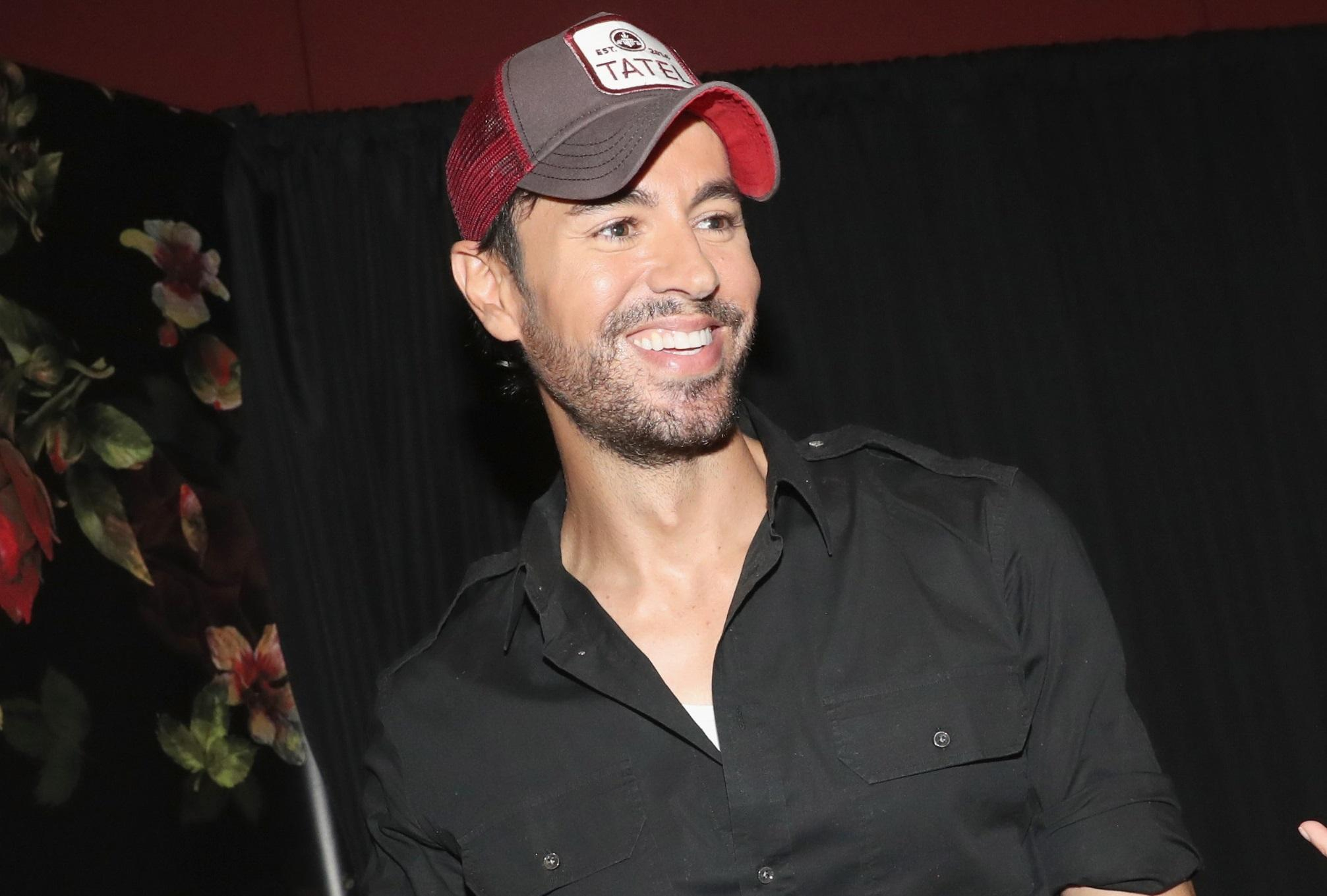 "Мои гены": Энрике Иглесиас тронул сеть фотографией с подросшим сыном