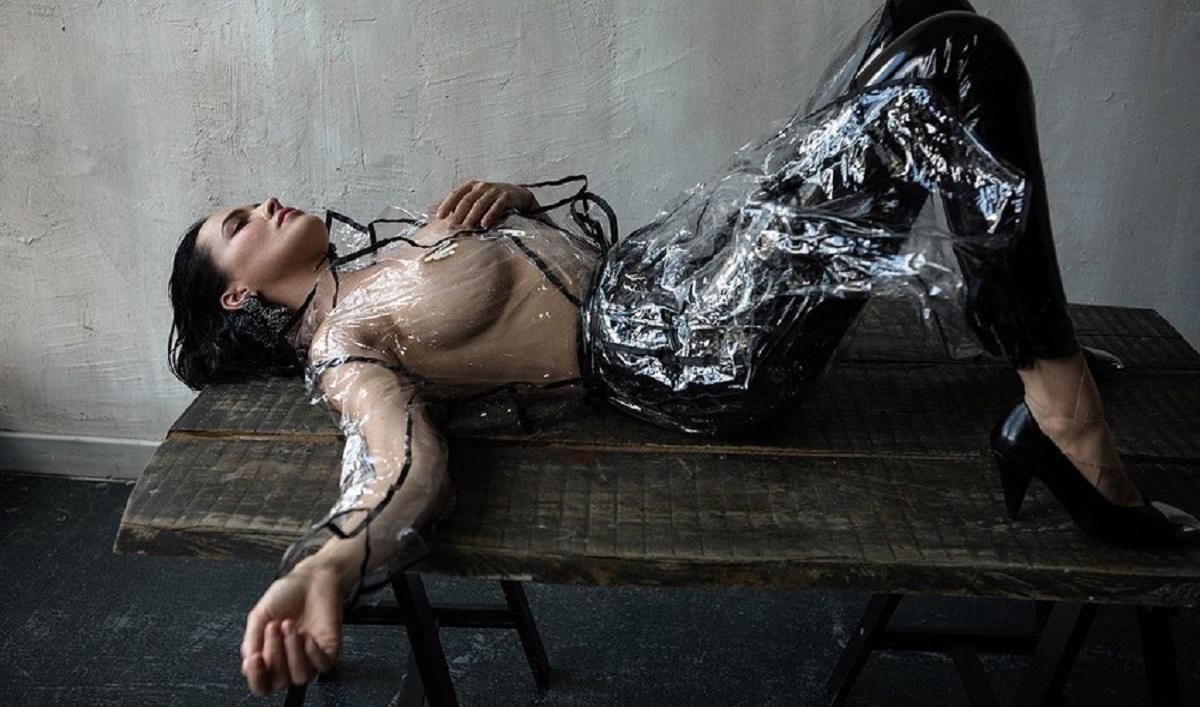Даша Астафьева полностью оголила грудь в прозрачном дождевике: горячие фото 18+