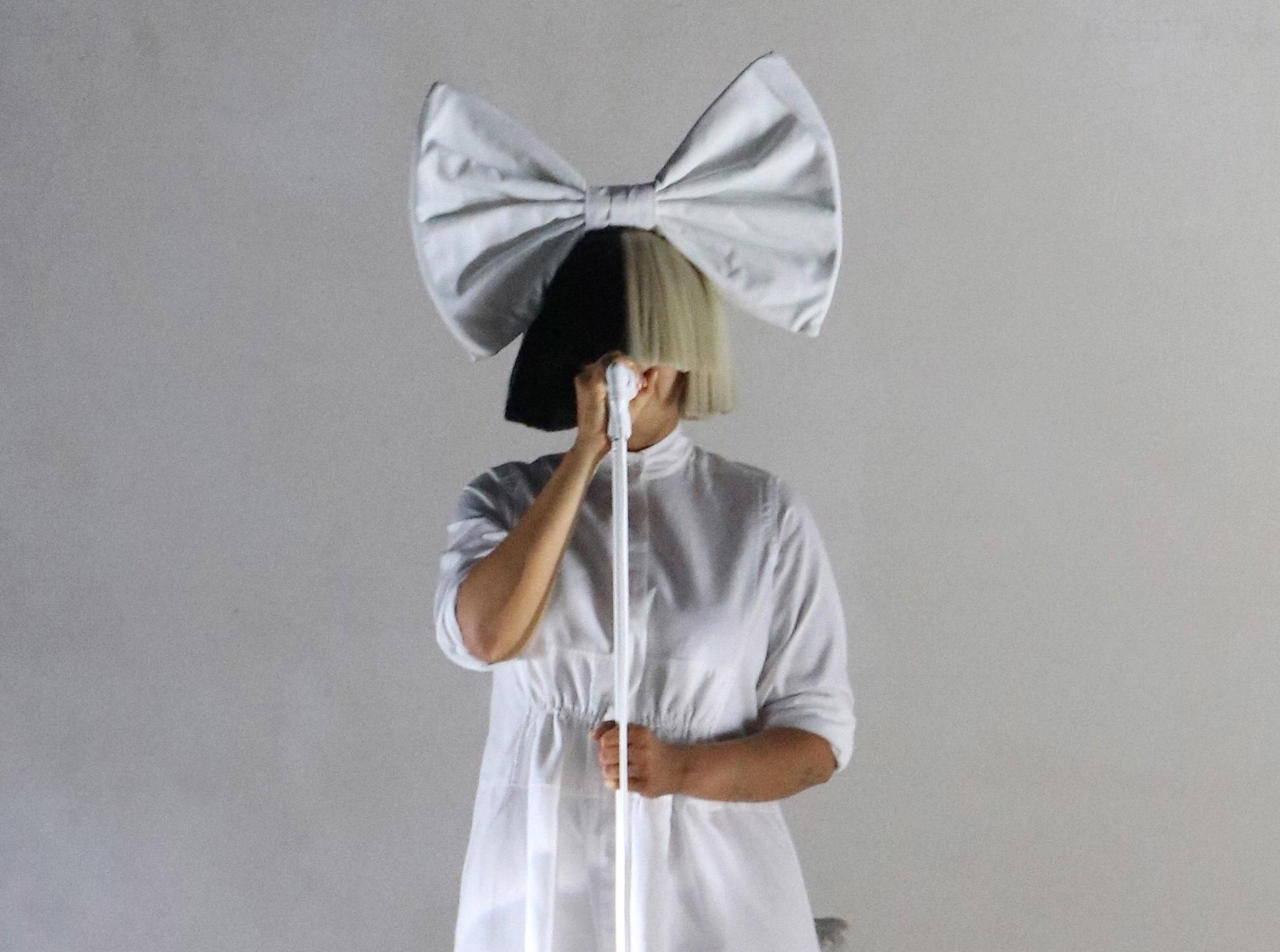 Певица Sia страдает от неврологического расстройства: подробности