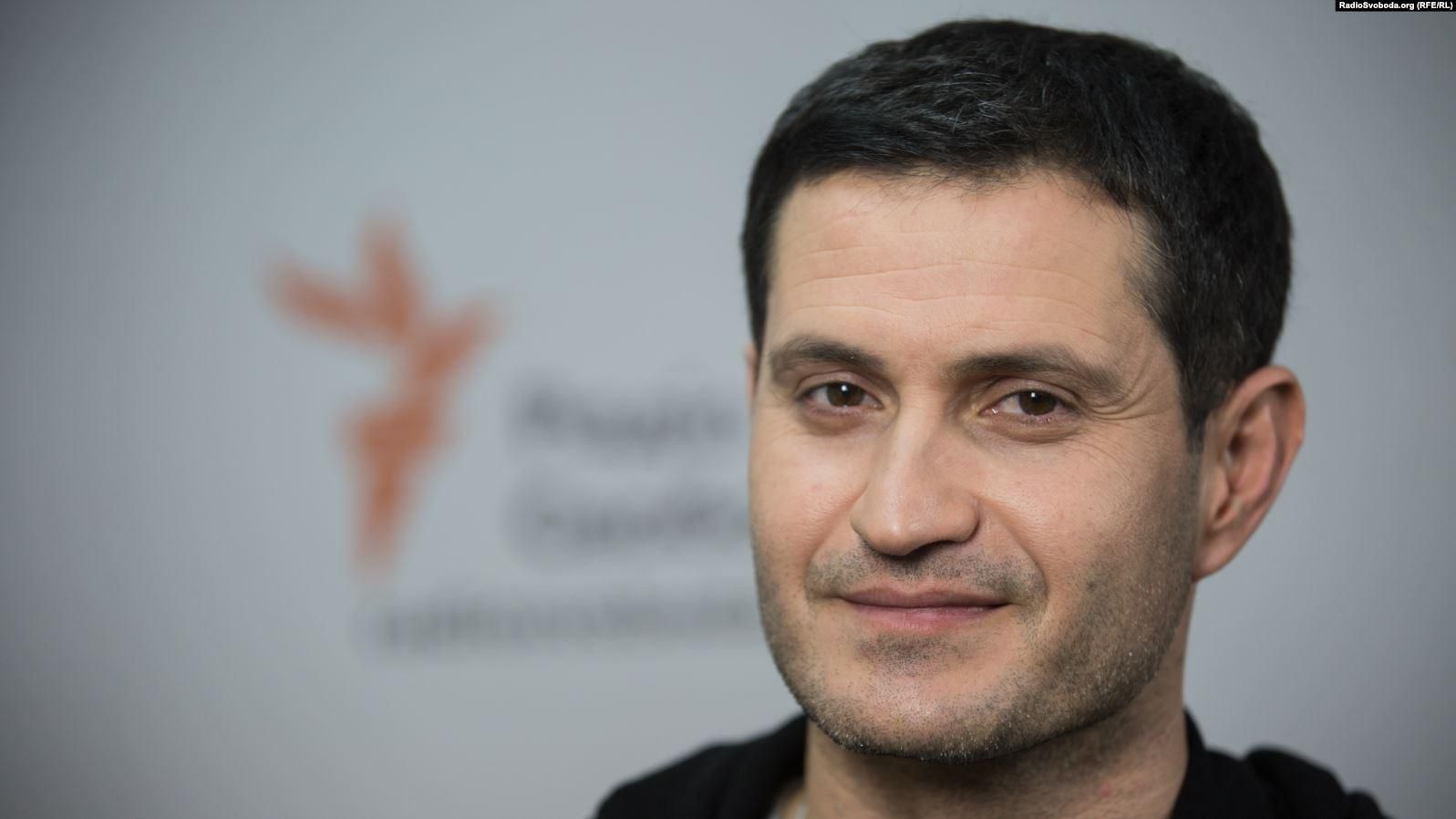 Он поддерживает оккупацию Крыма, – Ахтем Сеитаблаев критикует показ сериала "Сваты" Он поддерживает оккупацию Крыма, – Ахтем Сеитаблаев критикует показ сериала "Сваты"