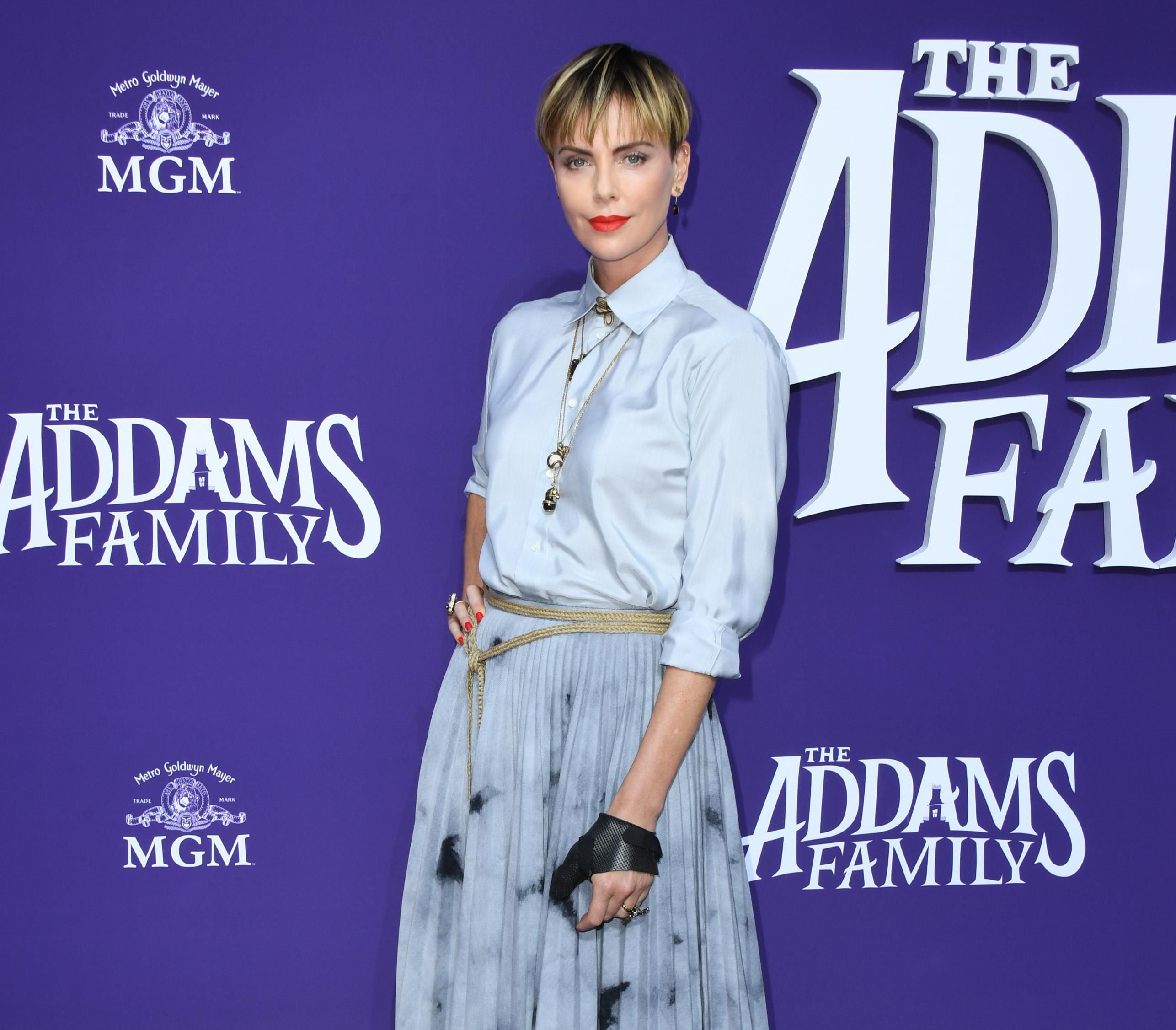 Шарліз Терон одягнула сина у рожевий купальник для прогулянки у США: фото Шарліз Терон одягнула сина у рожевий купальник для прогулянки у США: фото