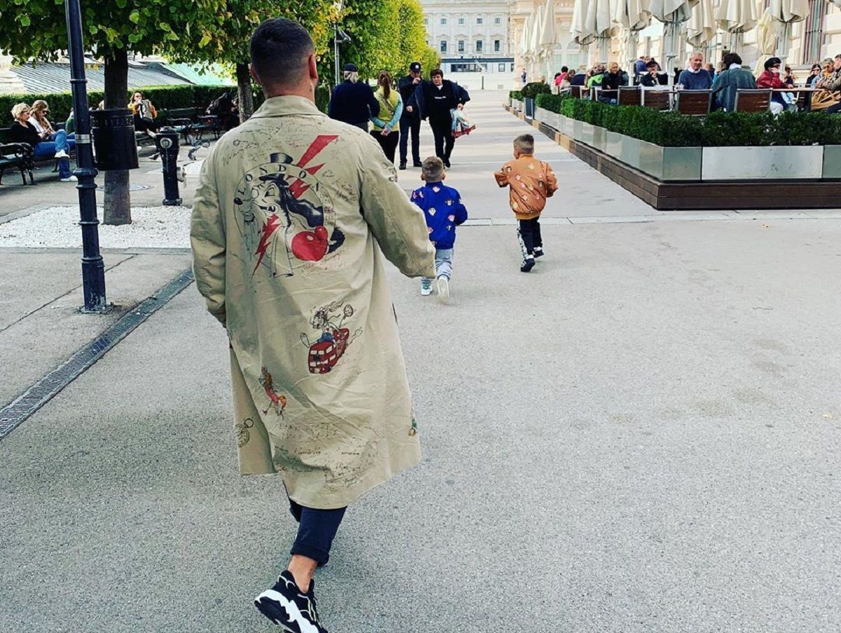 Монатик очаровал сеть редкими снимками с двумя сыновьями