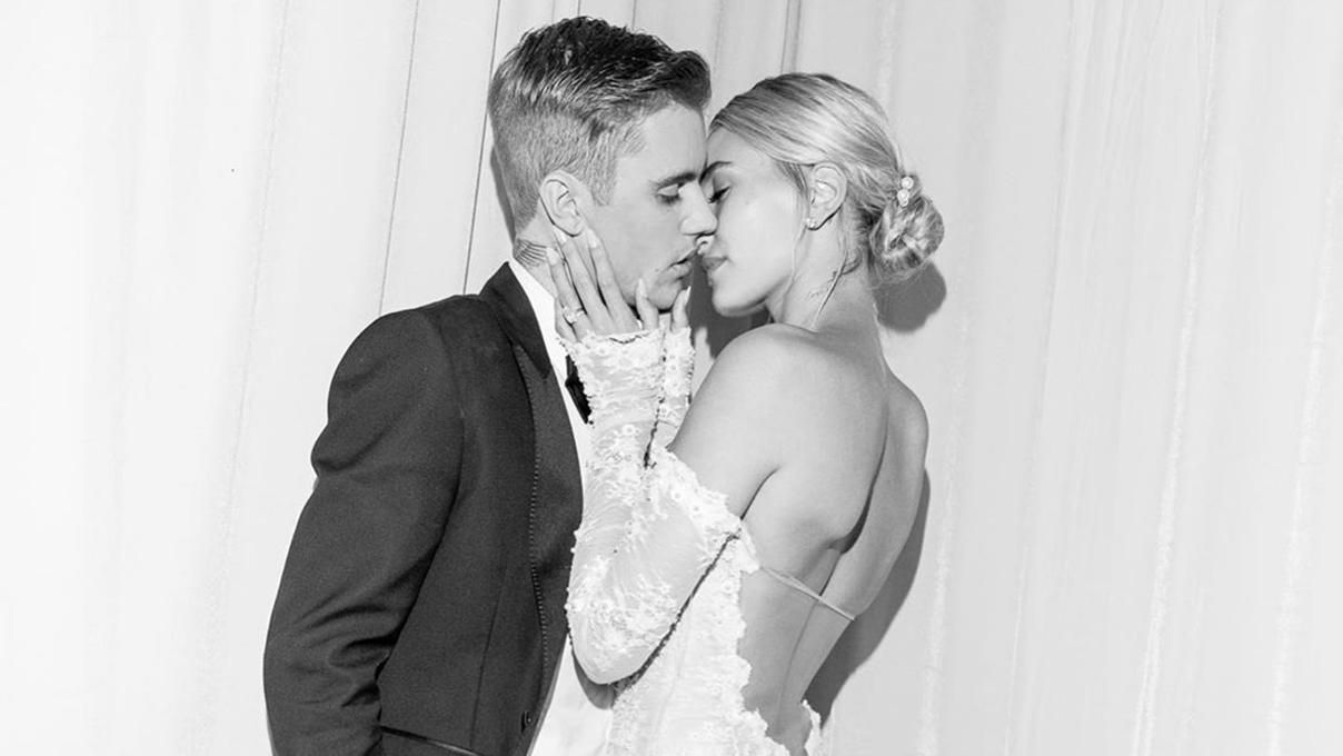 Роскошная фата, бриллиантовая кольцо и поцелуи: Хейли Бибер показала новые фото со свадьбы