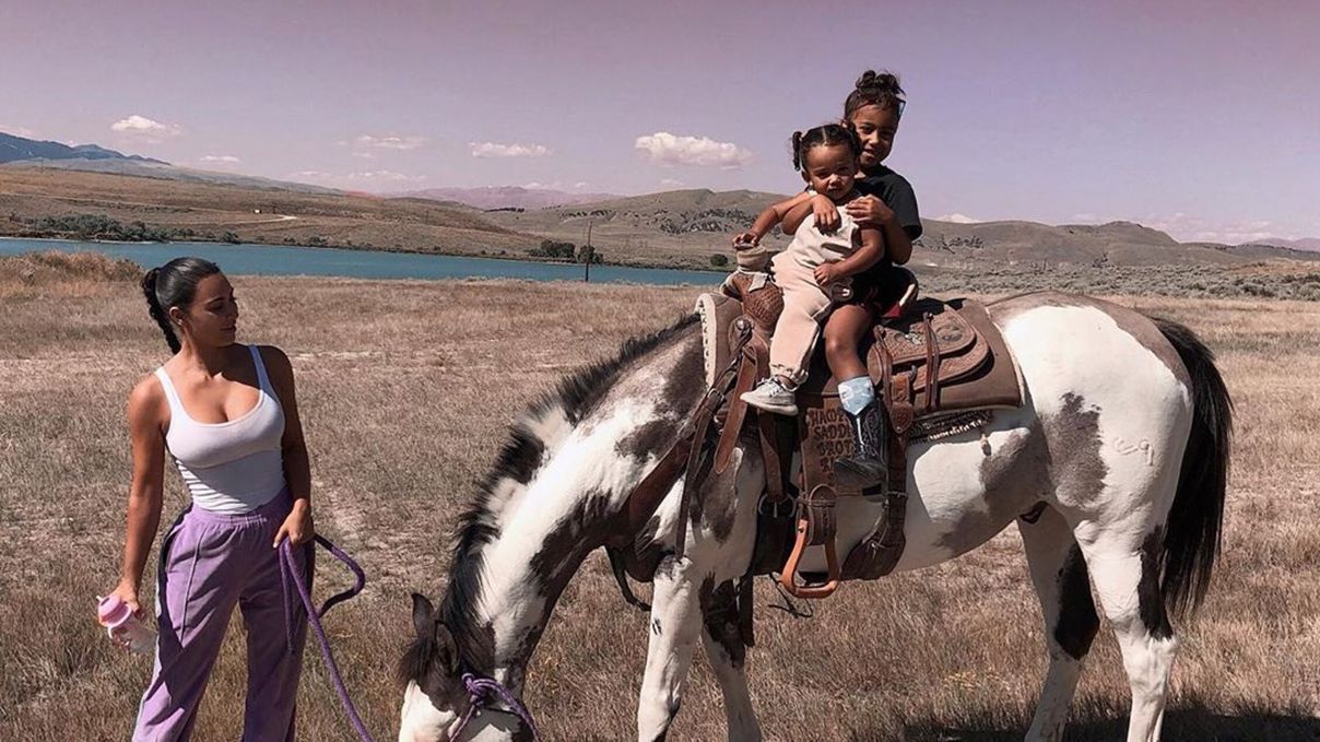 Ким Кардашян прилетела в Армению, чтобы окрестить там младшего сына: подробности Ким Кардашян прилетела в Армению, чтобы окрестить там младшего сына: подробности