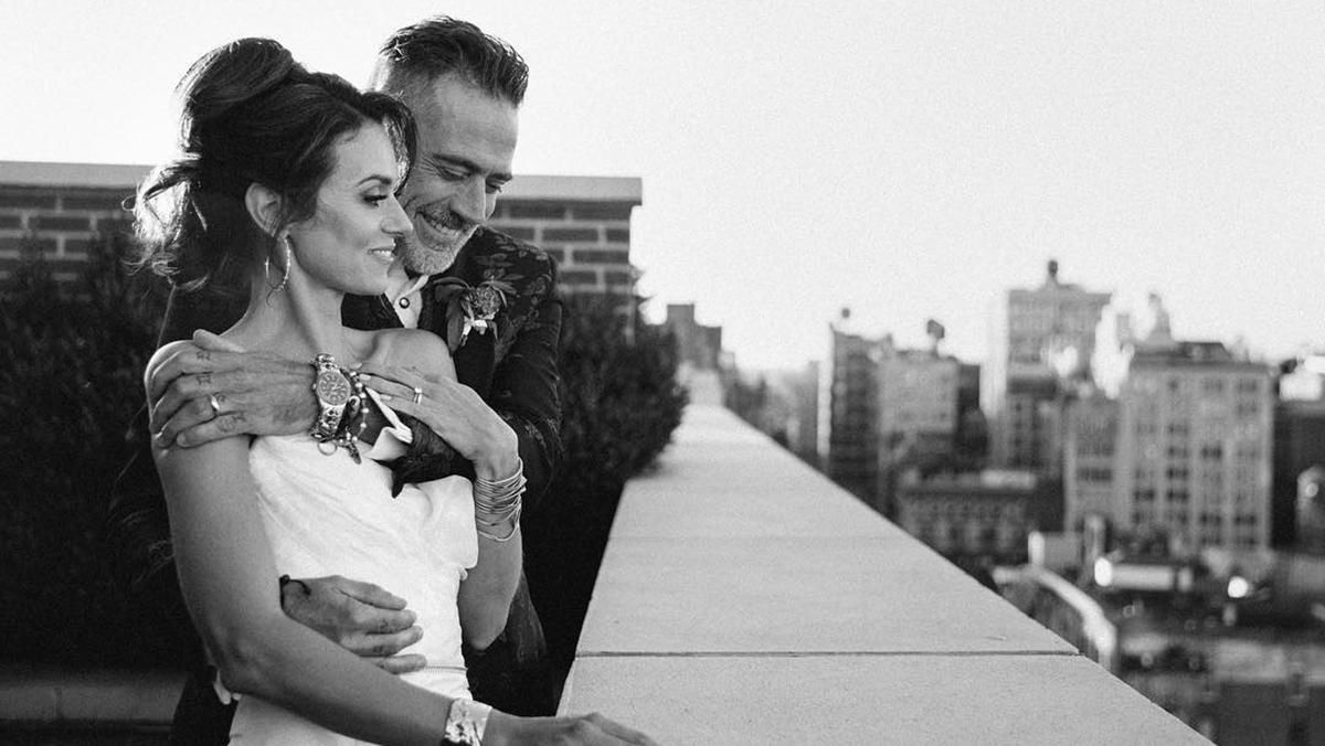 Зірка "Ходячих мерців" Джеффрі Дін Морган одружився після 10 років стосунків: романтичні фото