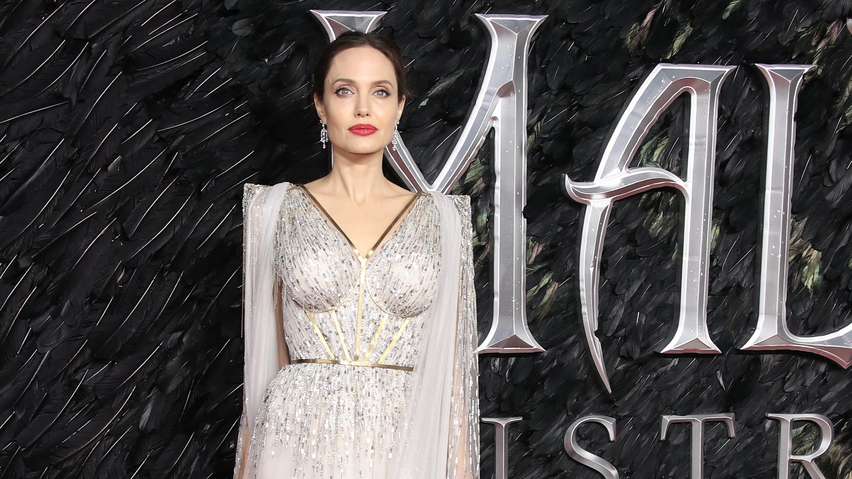 Розкіш і сяйво: Анджеліна Джолі в неймовірній сукні прийшла на прем'єру "Чаклунки 2"
