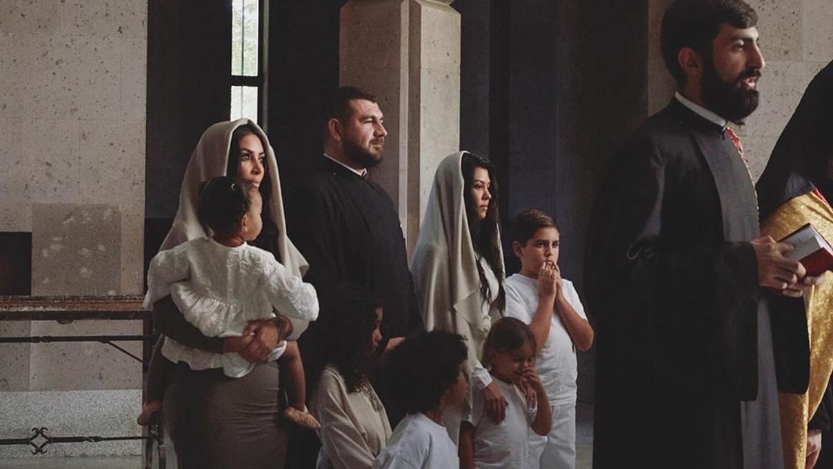 В церкви с покрытой головой: Ким Кардашян показала новые фото с крещения в Армении
