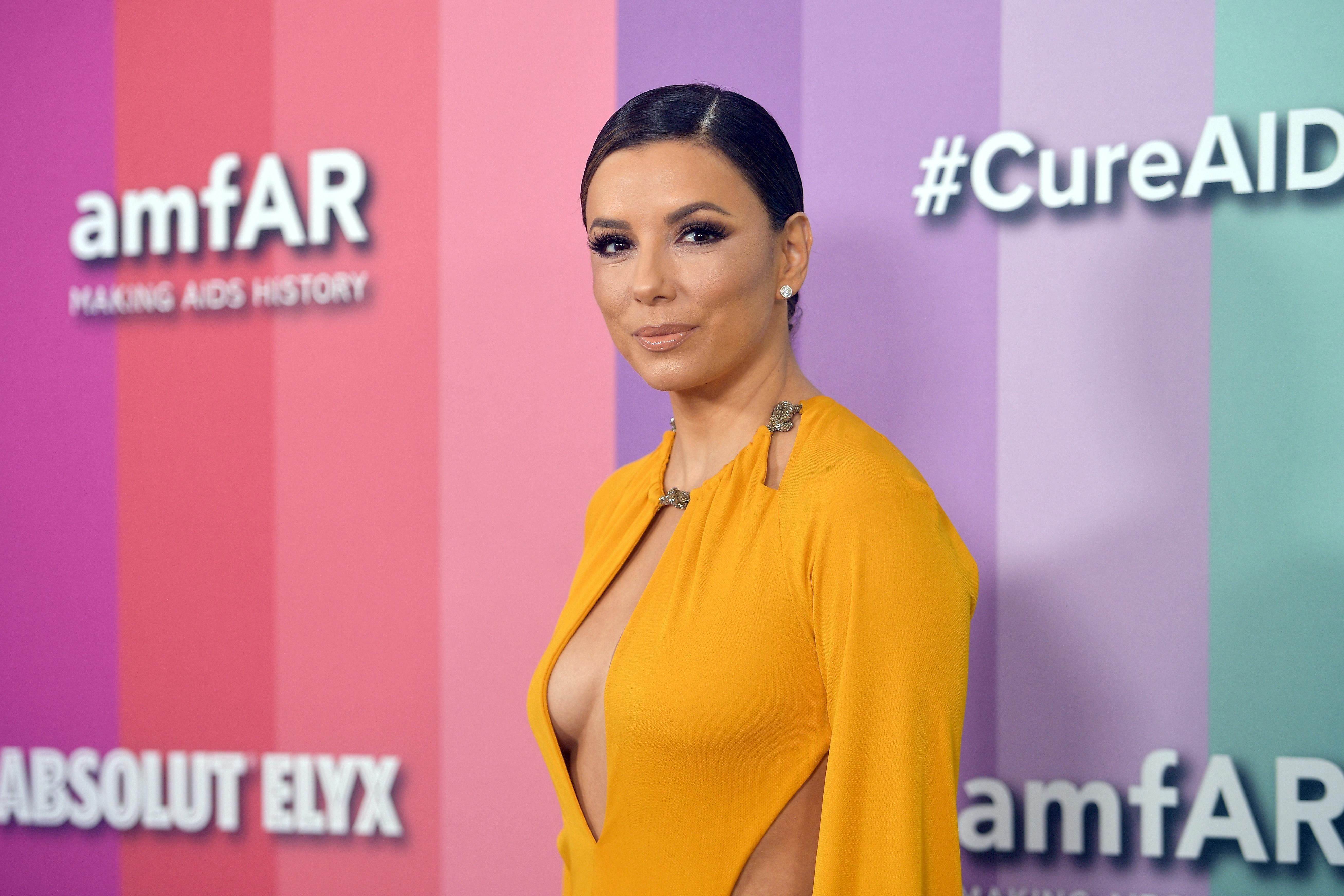 Акцент на груди: Єва Лонгорія прийшла на благодійний вечір у сміливому образі Акцент на груди: Єва Лонгорія прийшла на благодійний вечір у сміливому образі