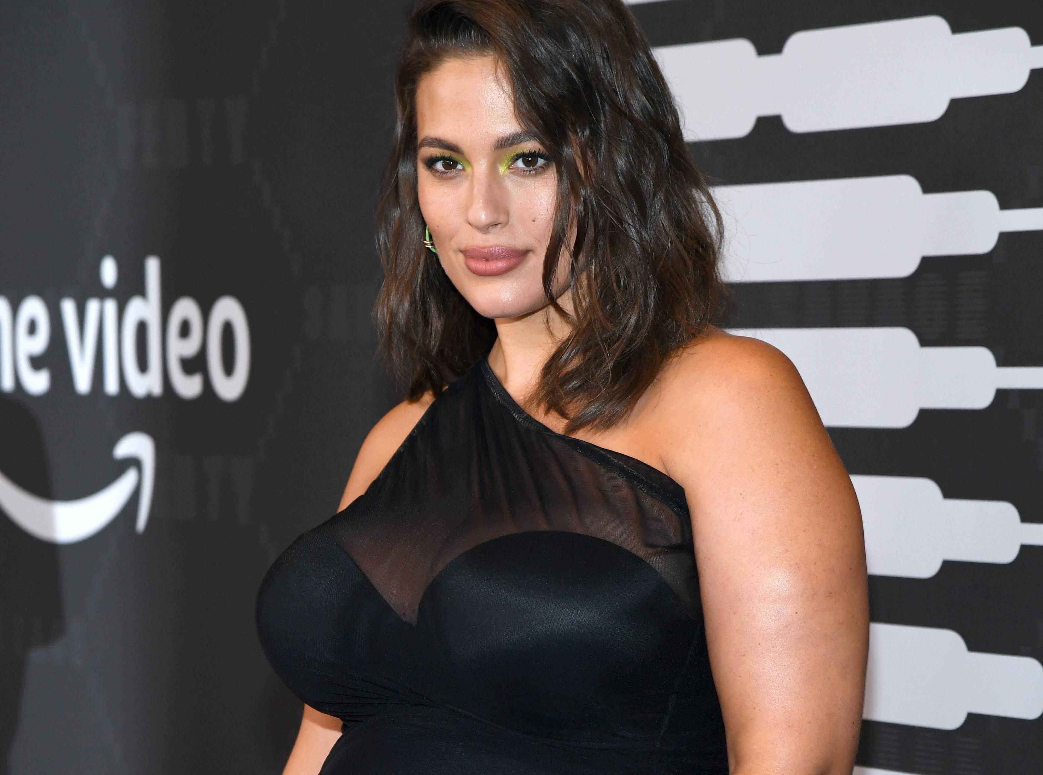 Оголена Ешлі Грем не приховує розтяжки на тілі: сміливе відео Оголена Ешлі Грем не приховує розтяжки на тілі: сміливе відео