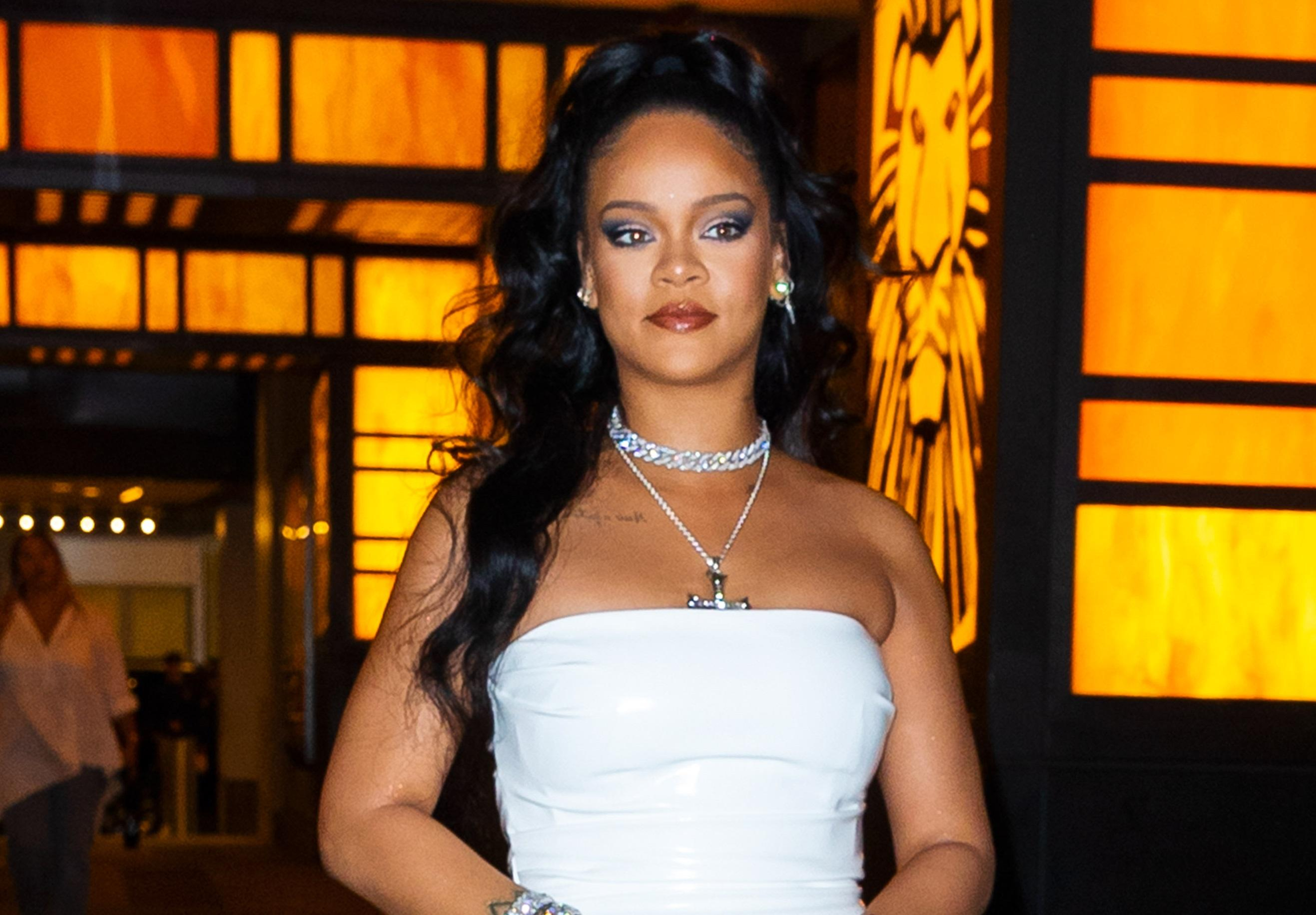 Total white: Рианна засветила стильный белый образ в Нью-Йорке – фото