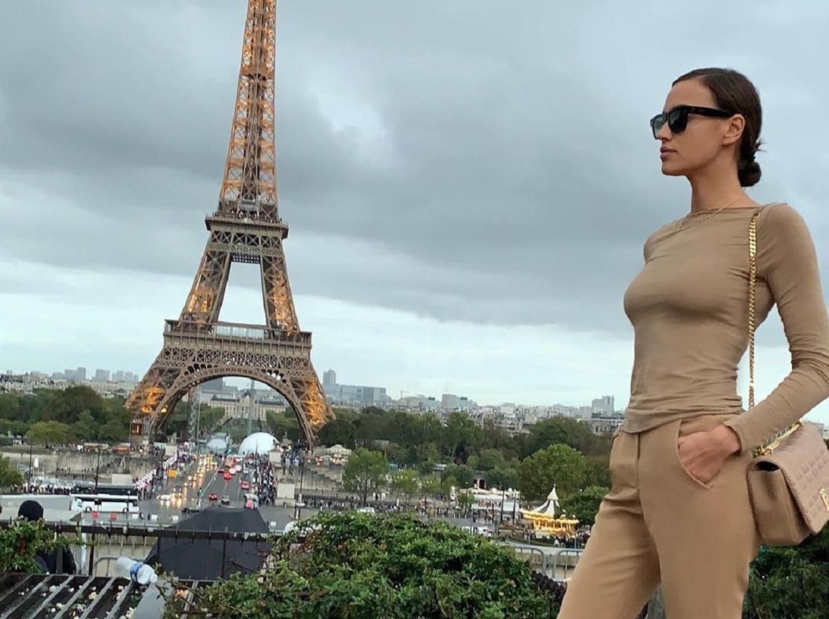 У бежевому total look: Ірина Шейк відвідала Париж – фото
